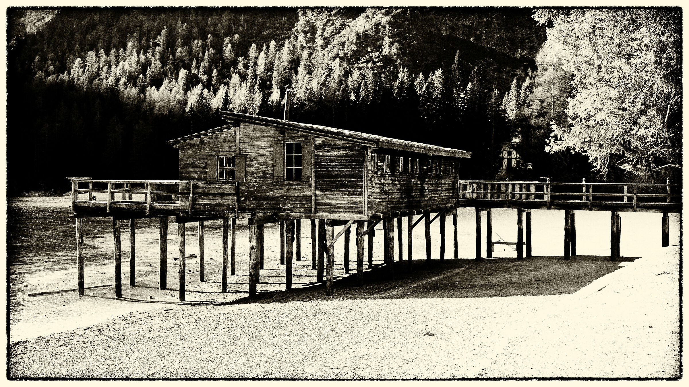 La palafitta (Lago di Braies)