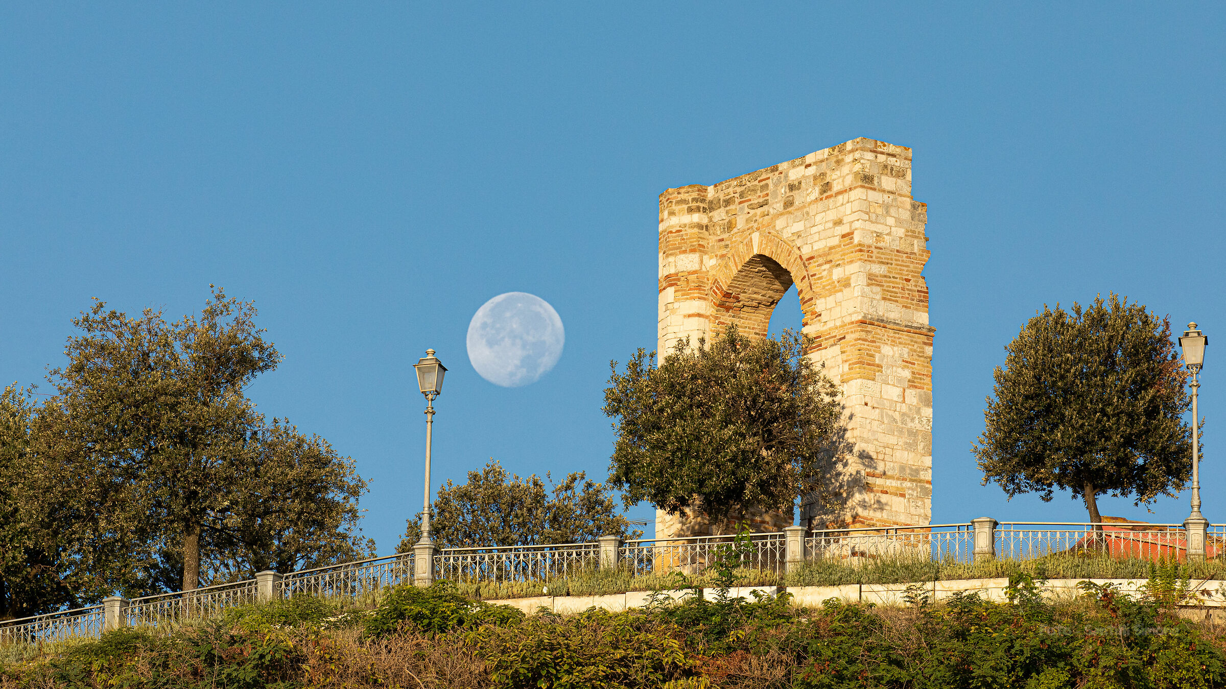 La luna e l'arco Romano a Numana