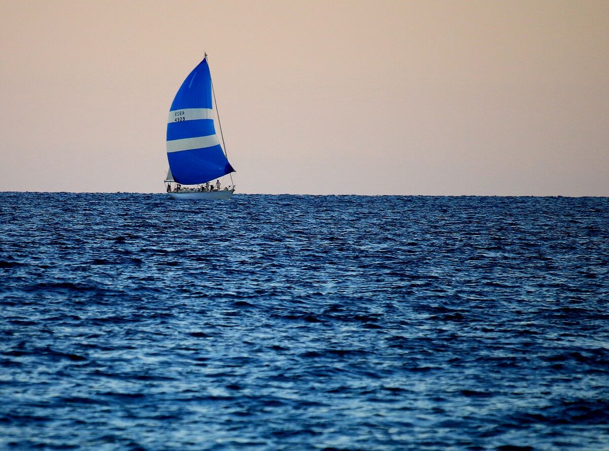 barca in mezzo al mare con lo spineker