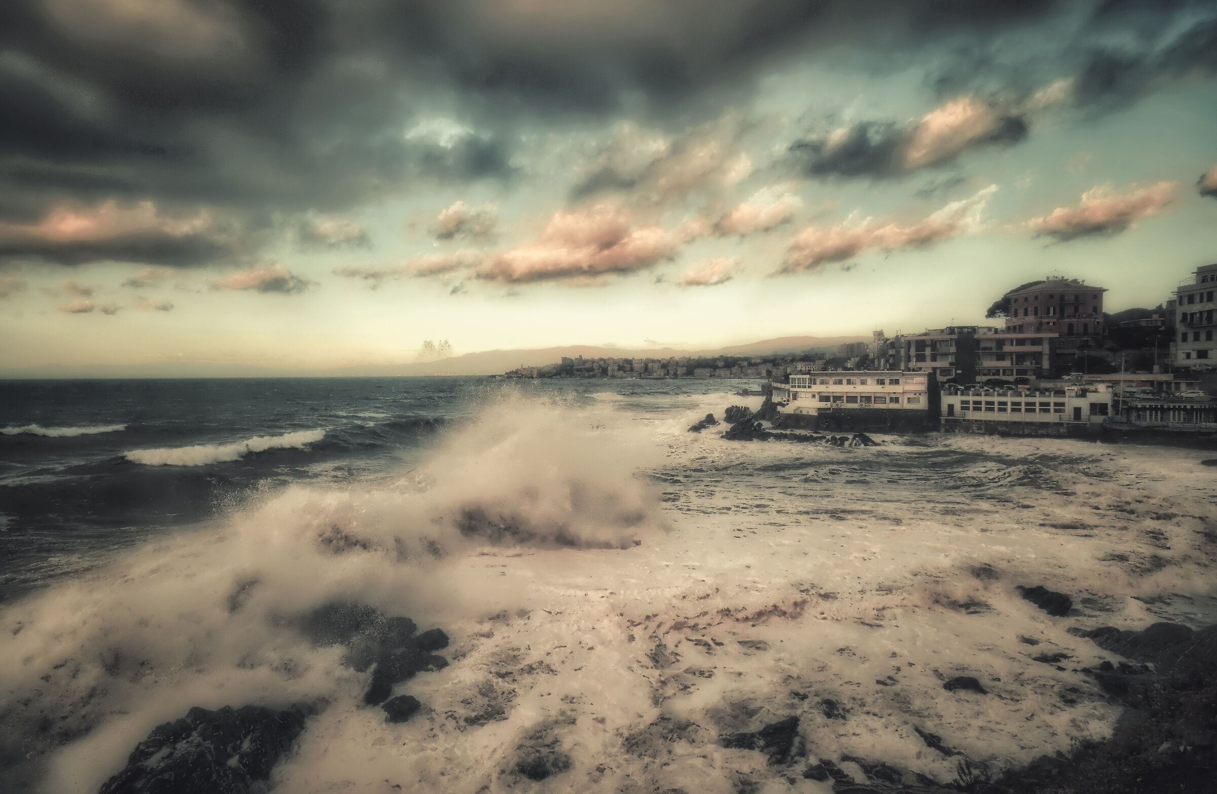 Mareggiata alla baia di Priaruggia (Genova)