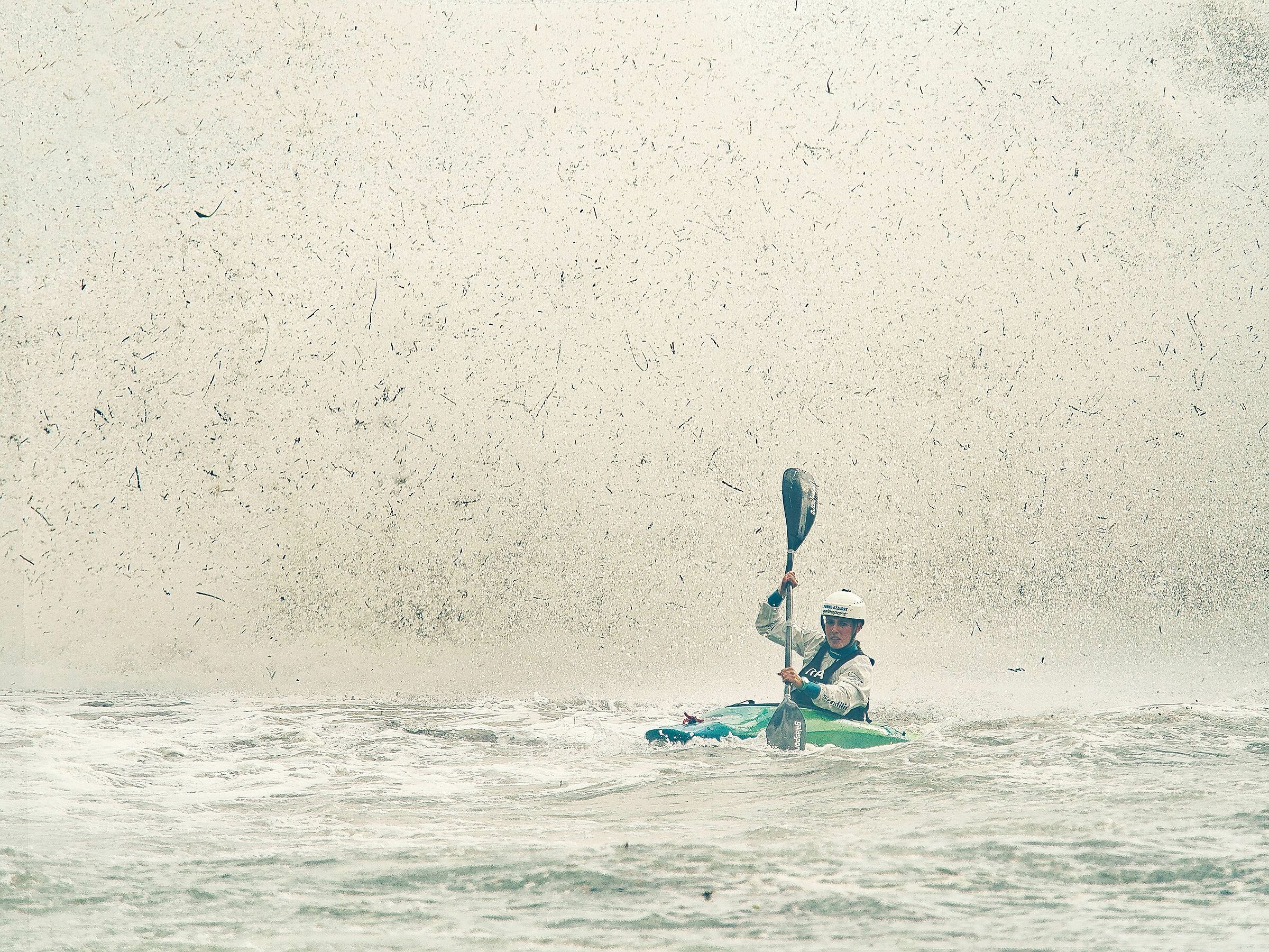 In canoa con il mare burrascoso