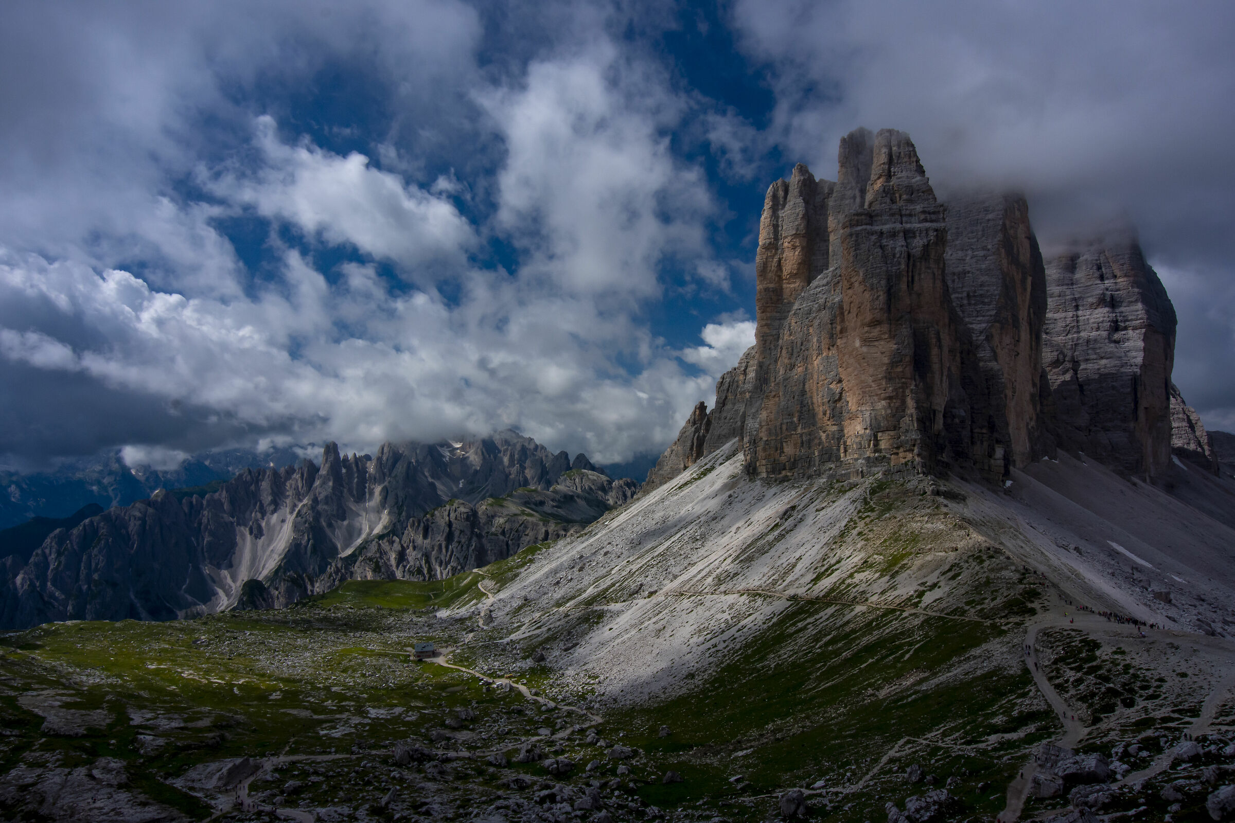 Between history and wonder