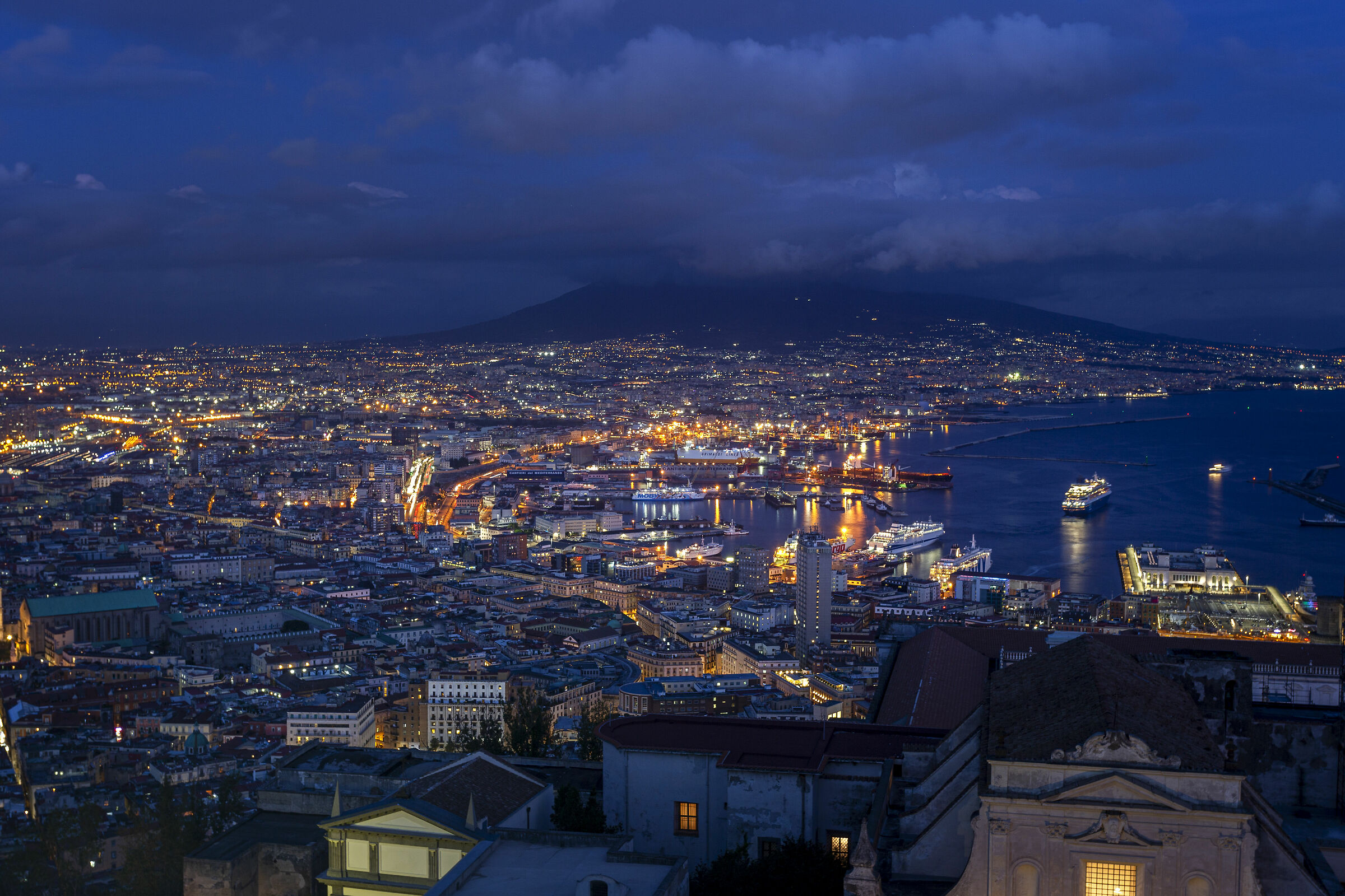 Napoli, il Vesuvio, la sera
