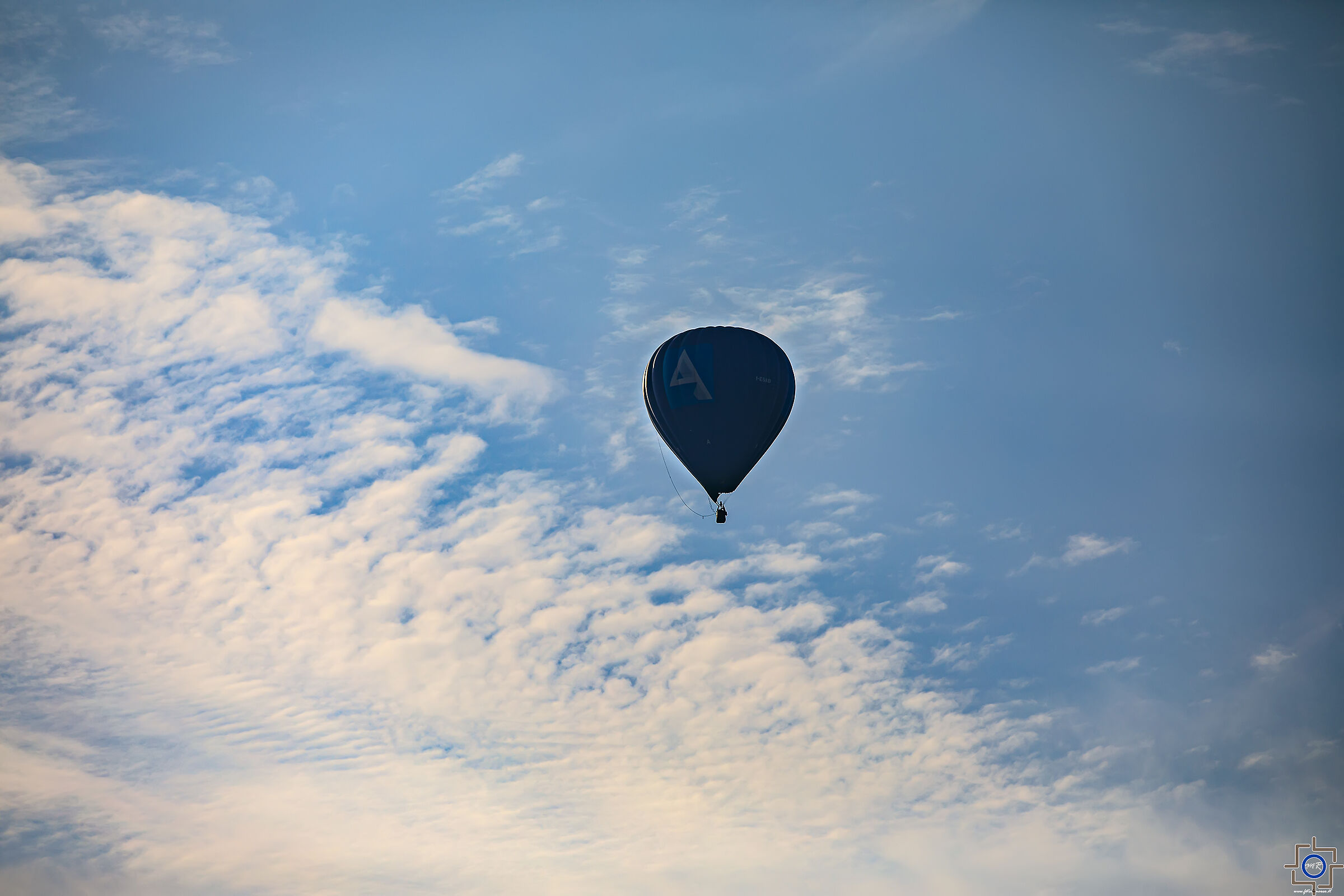 Pilota segua quella mongolfiera :)