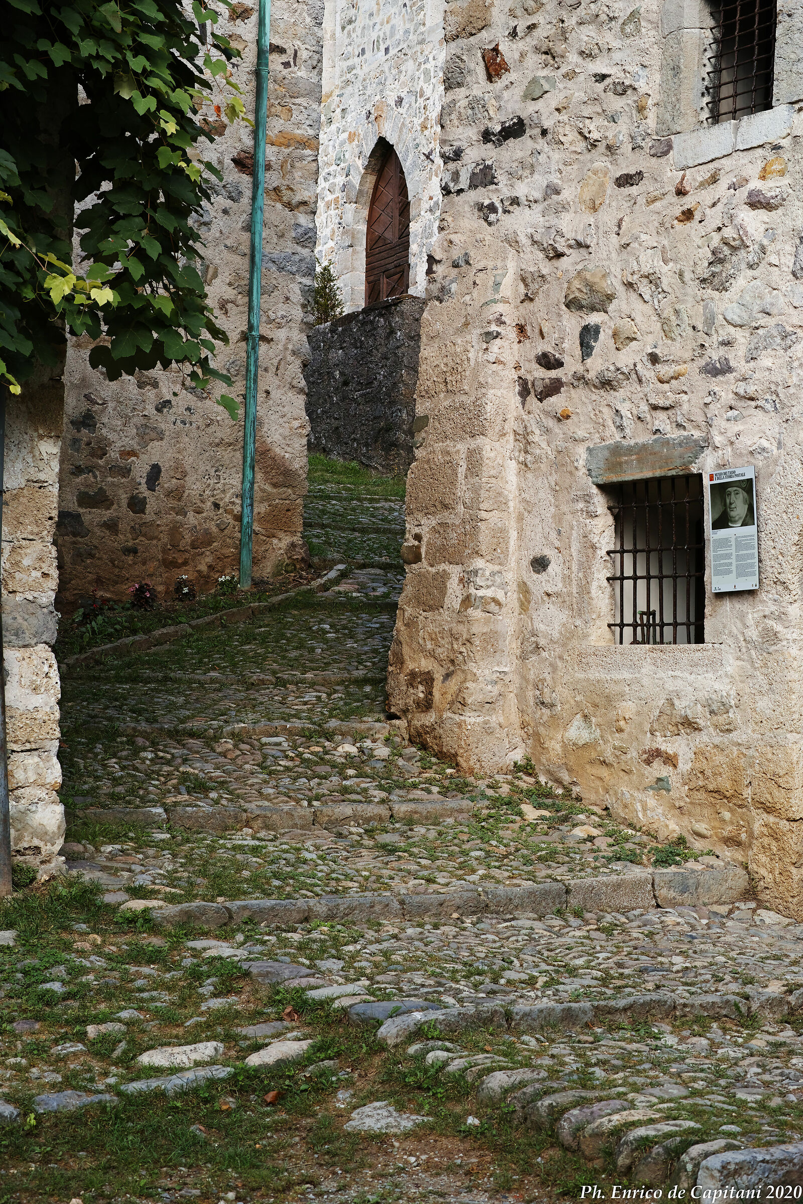 Il vicolo che sale alla chiesa di Cornello dei Tasso