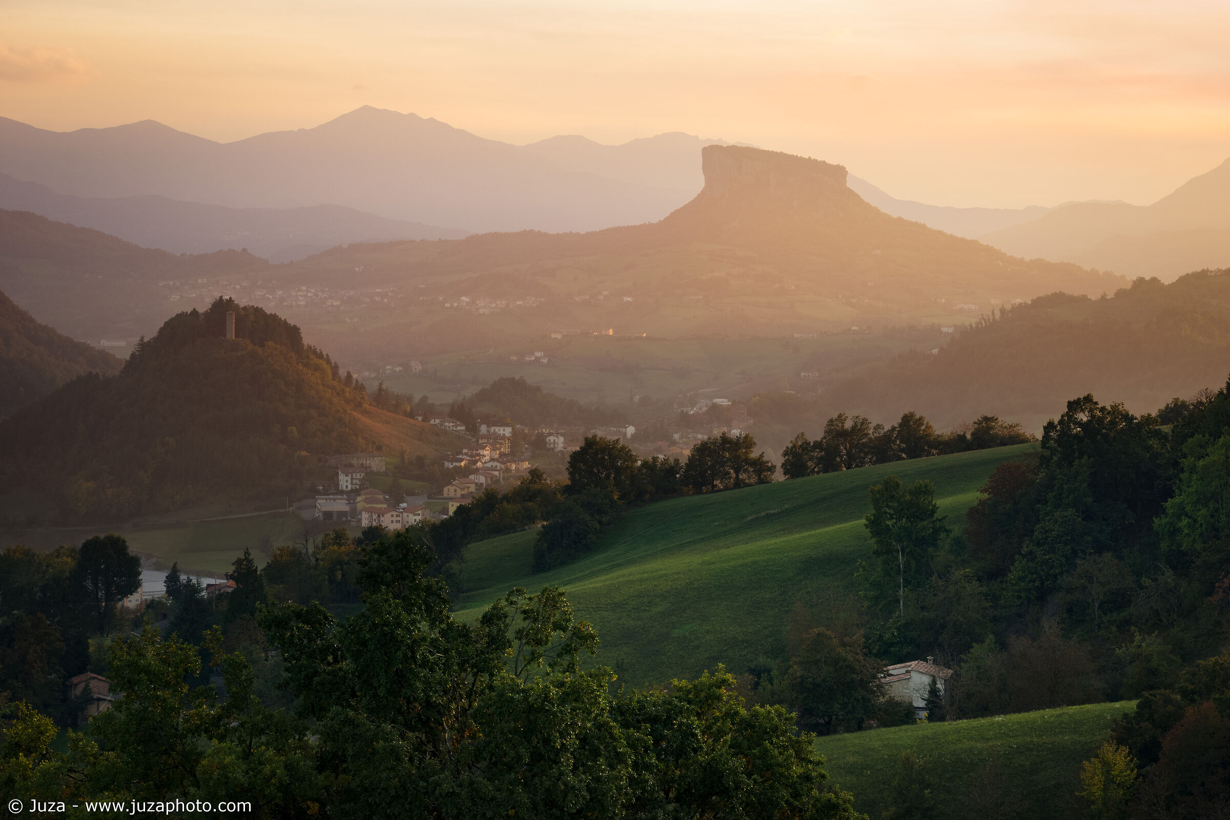 Pietra di Bismantova al tramonto