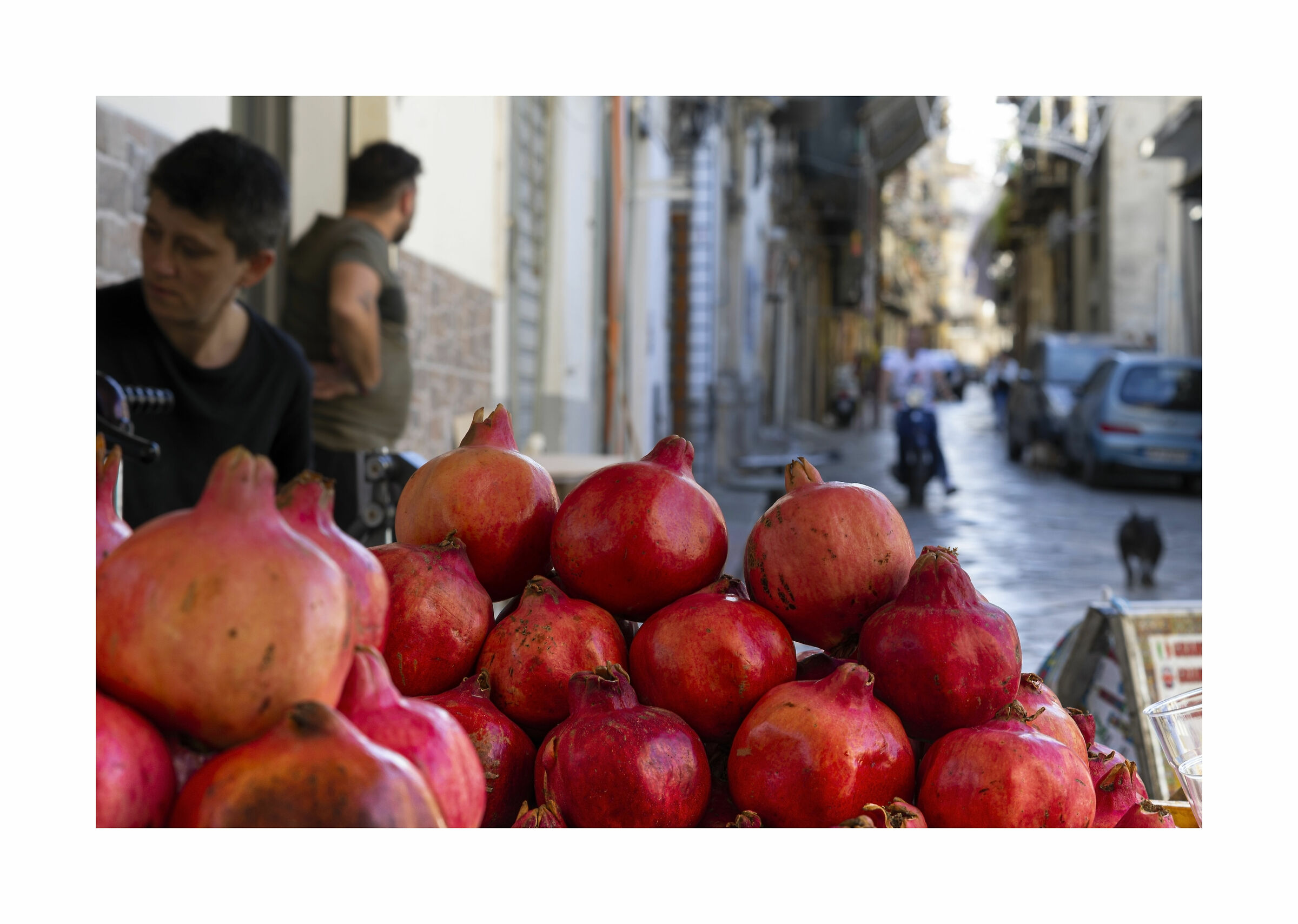 Sale of melograni in Palermo