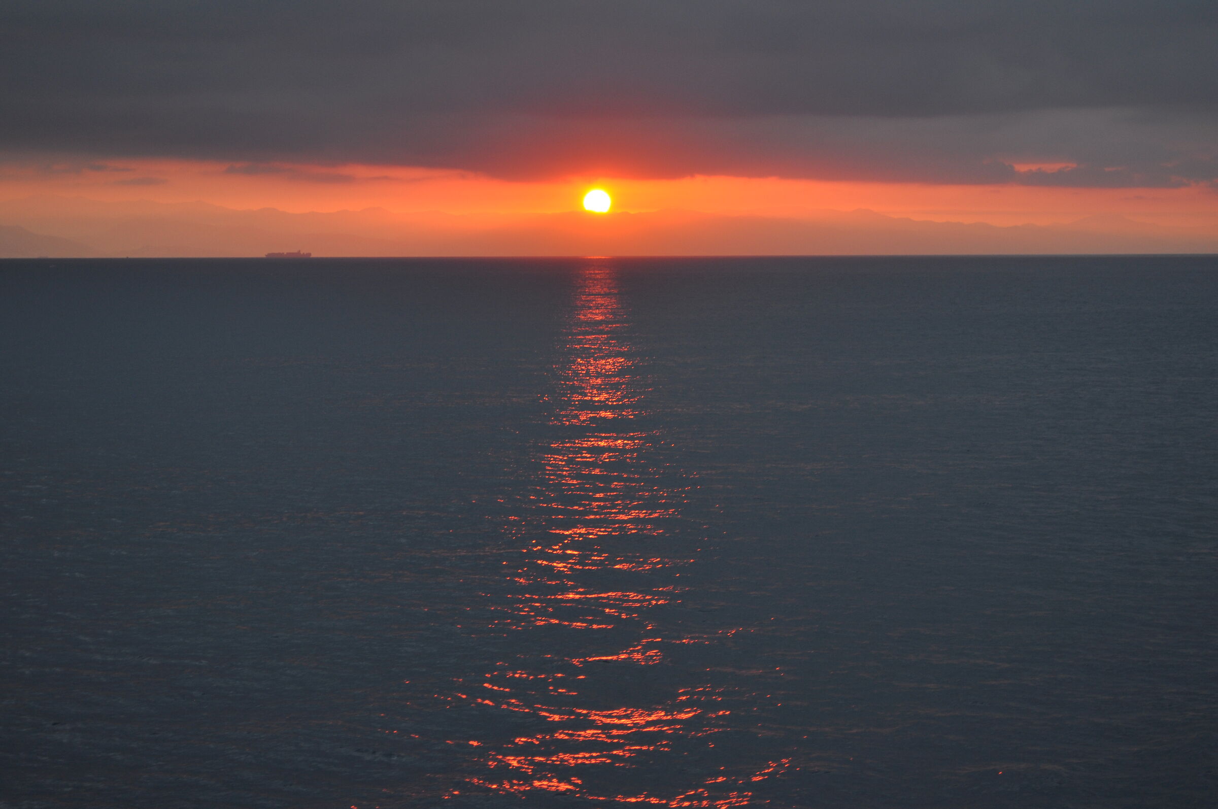 Alba sul mare.