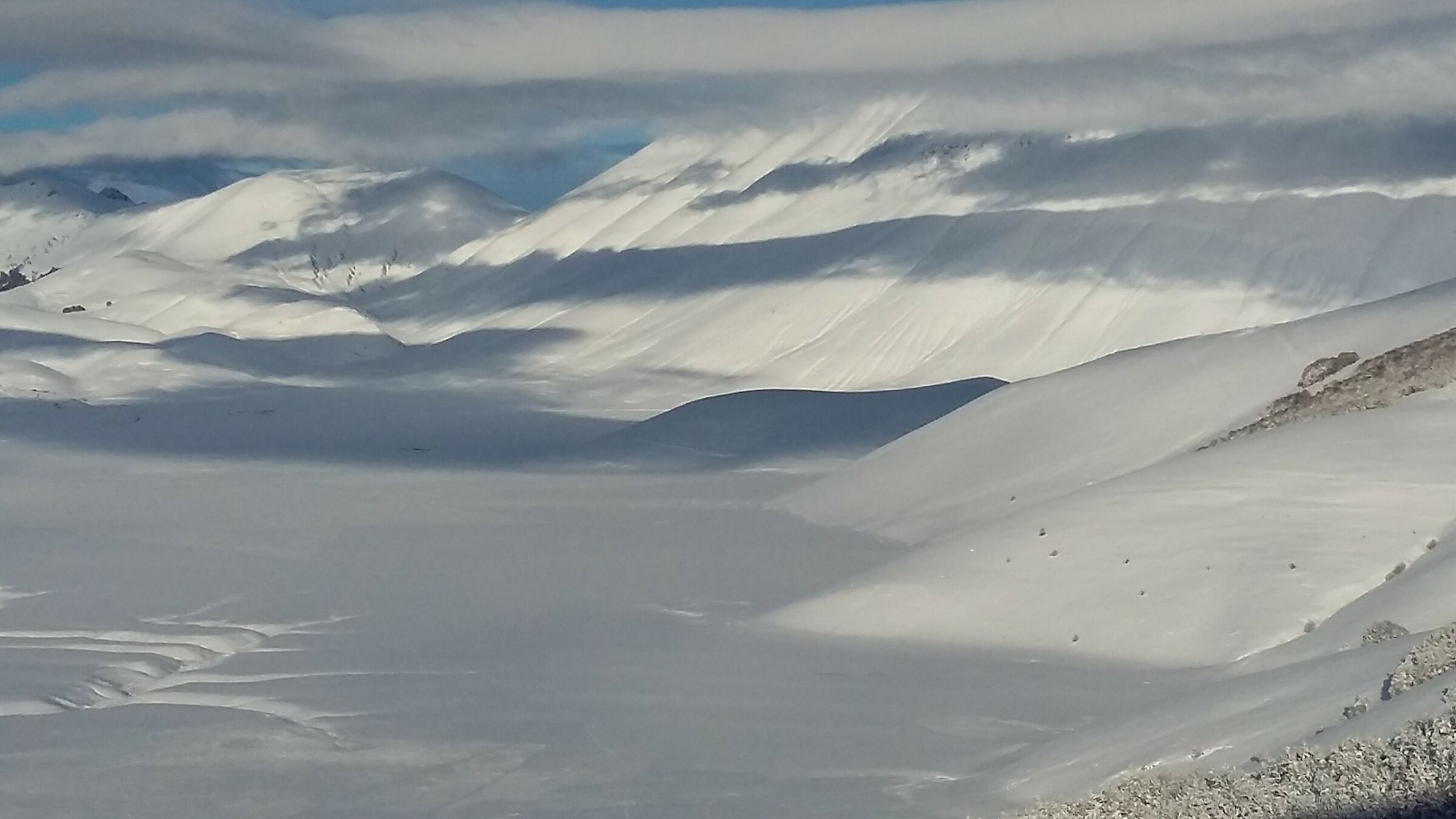 Vettore fra le nuvole grigie dicembre 2018