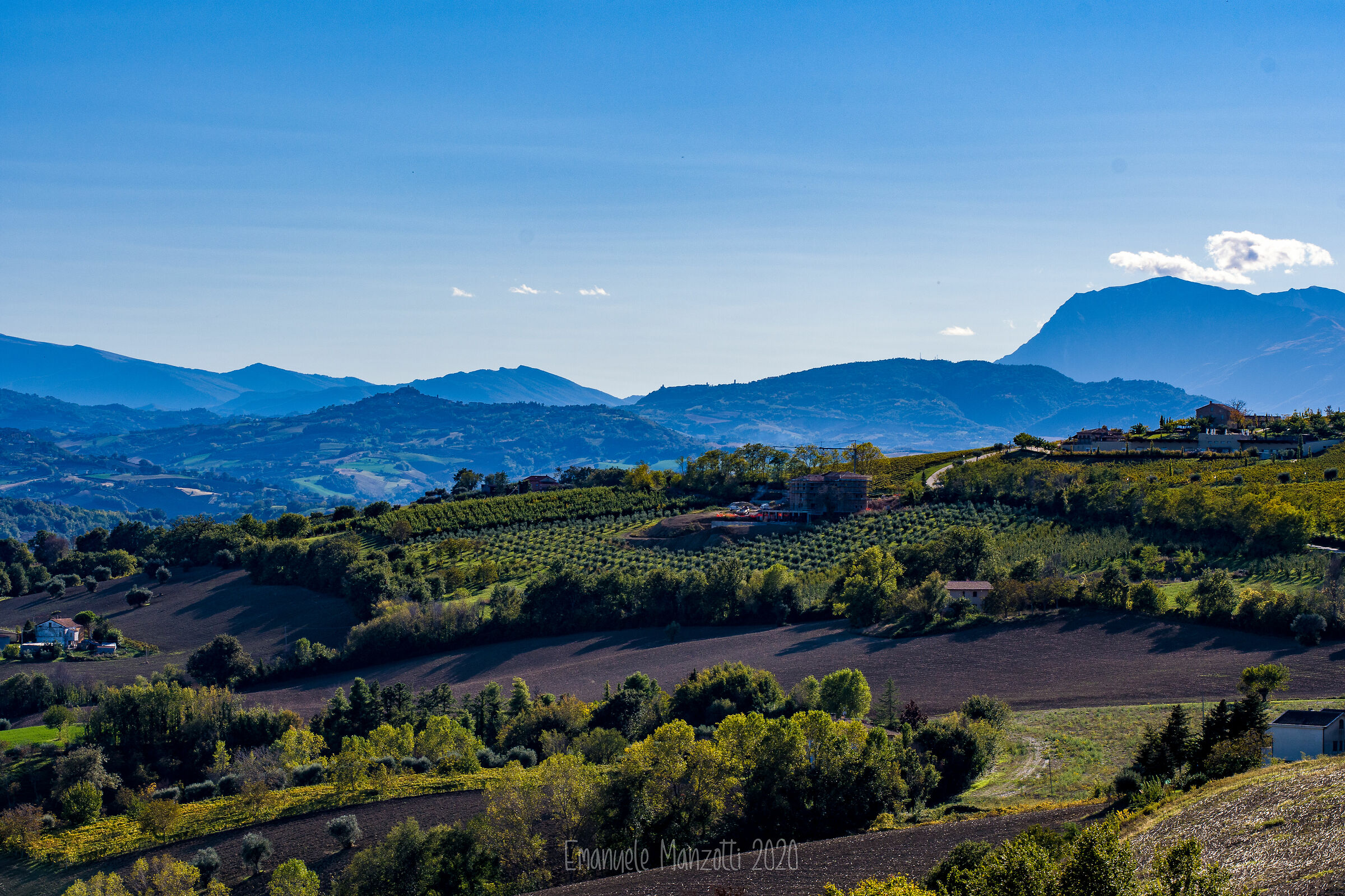 Il Monte Vettore che domina le colline fermane