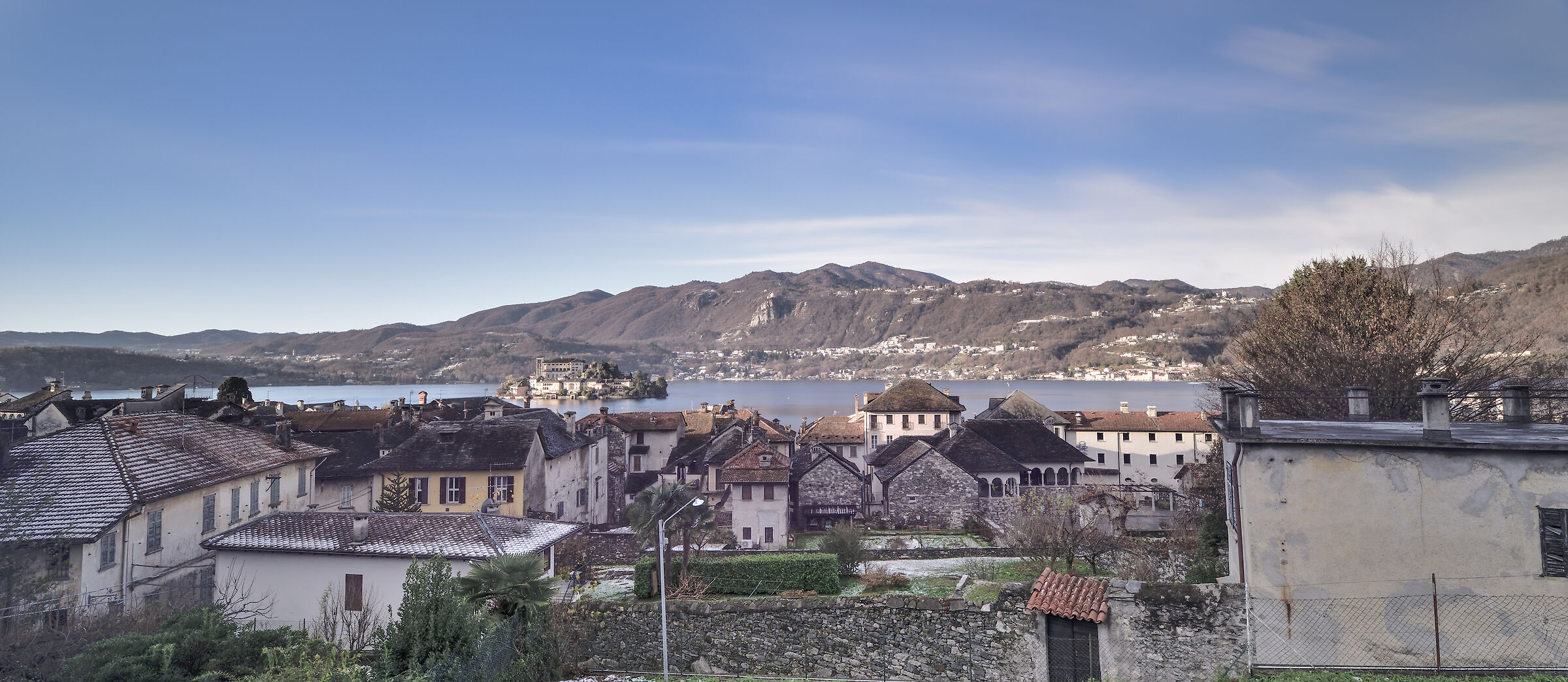 Orta S.Giulio con il lago e la sua isola