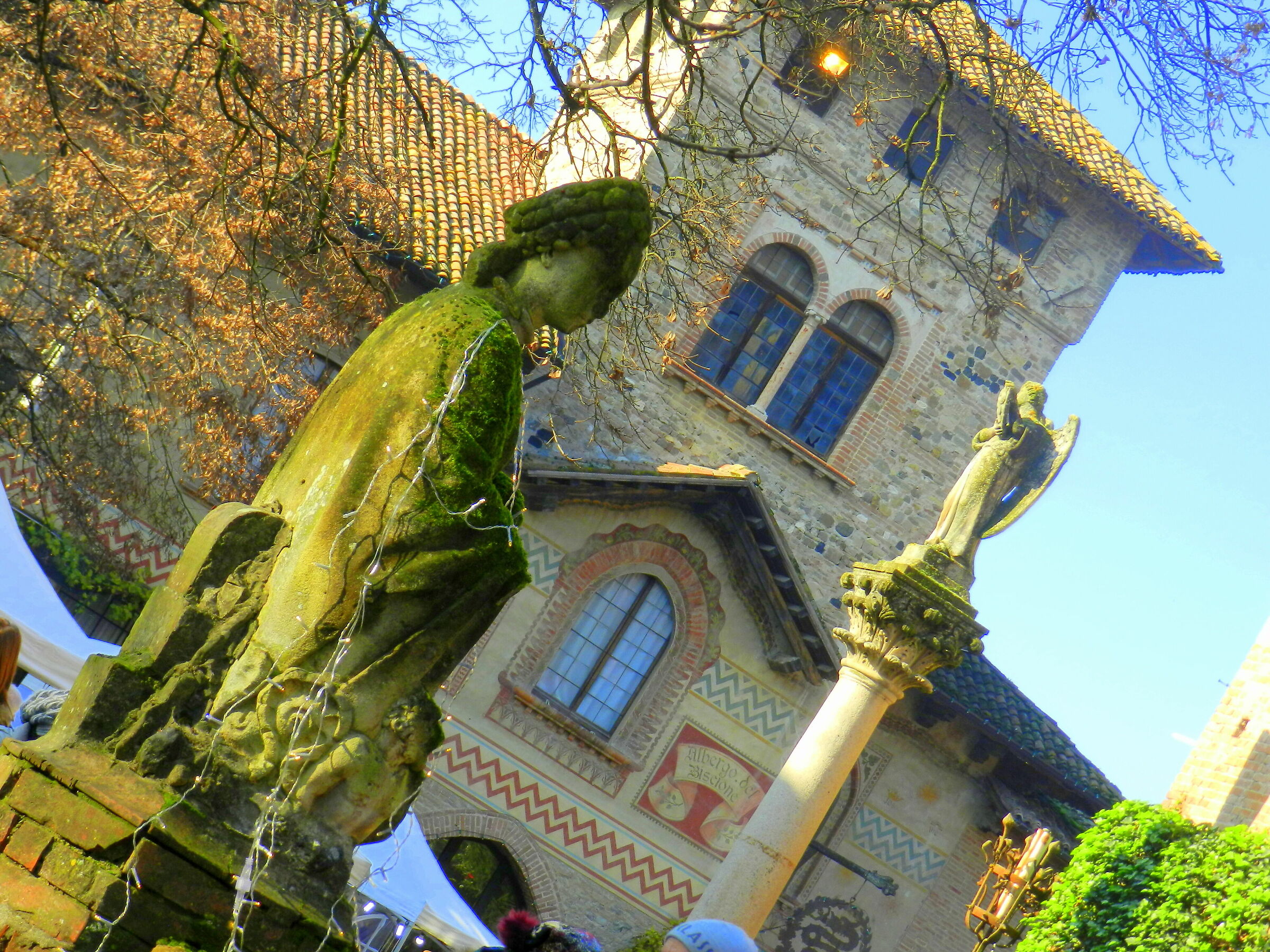 lights between the statues...