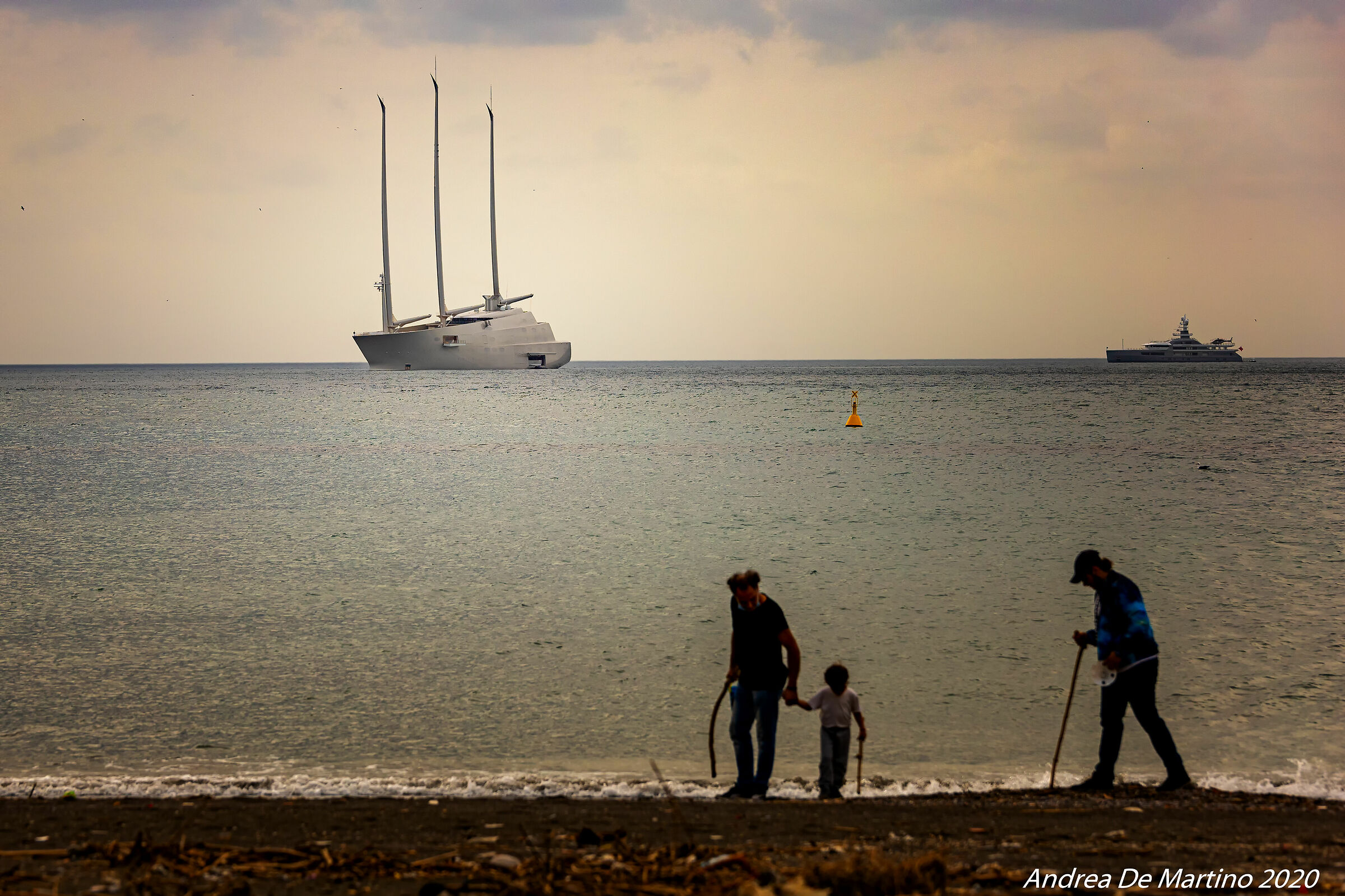 Paesaggio con yacht e famiglia