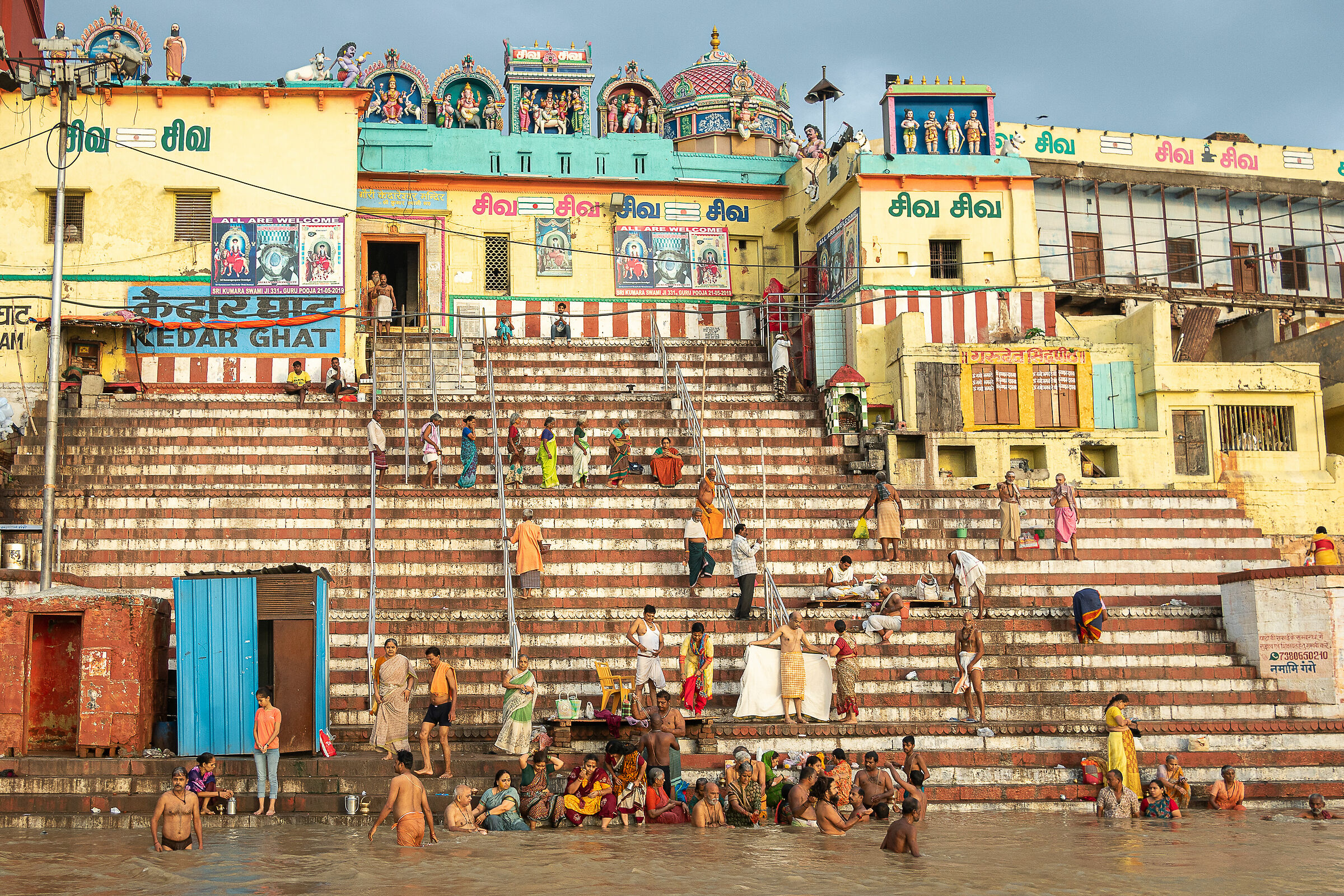 Abluzioni all'alba a Varanasi