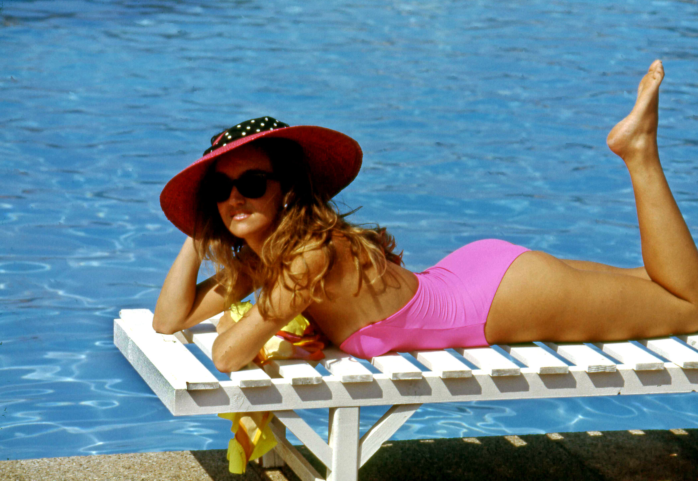 Camilla sdraiata in piscina