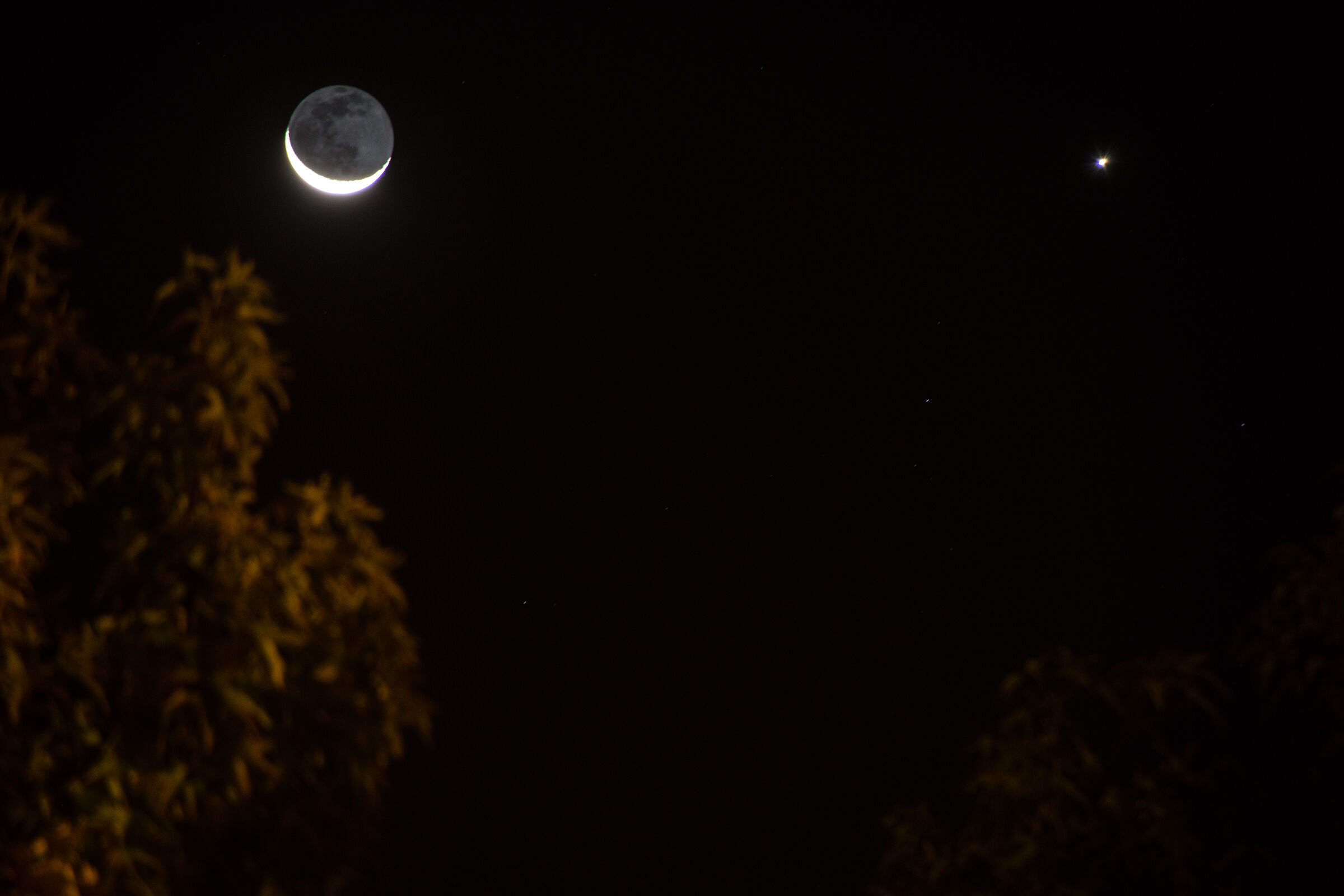 Moon and Venus junction October 14, 2020