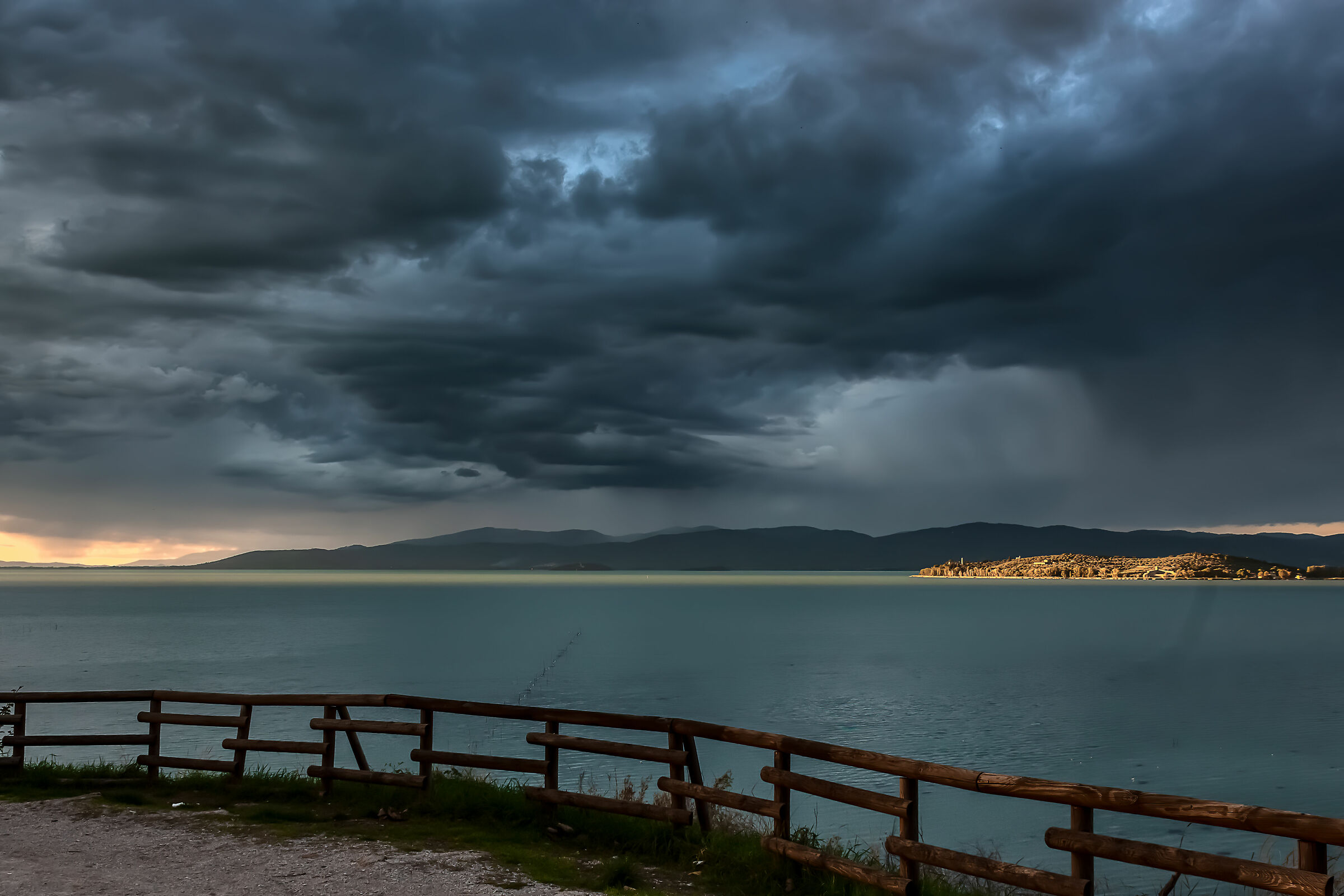 lago trasimeno(pg)2020 tra nubi e lumi