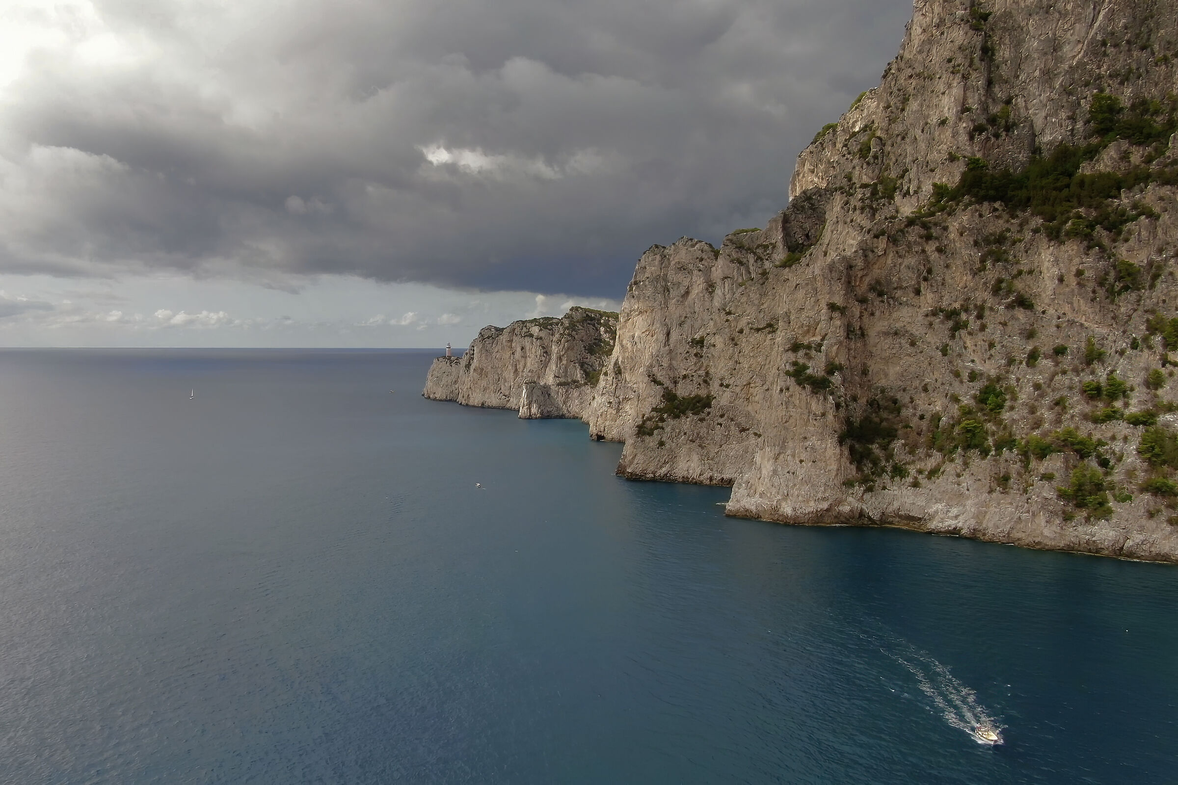 Scogliere meridionali e faro di Punta Carena