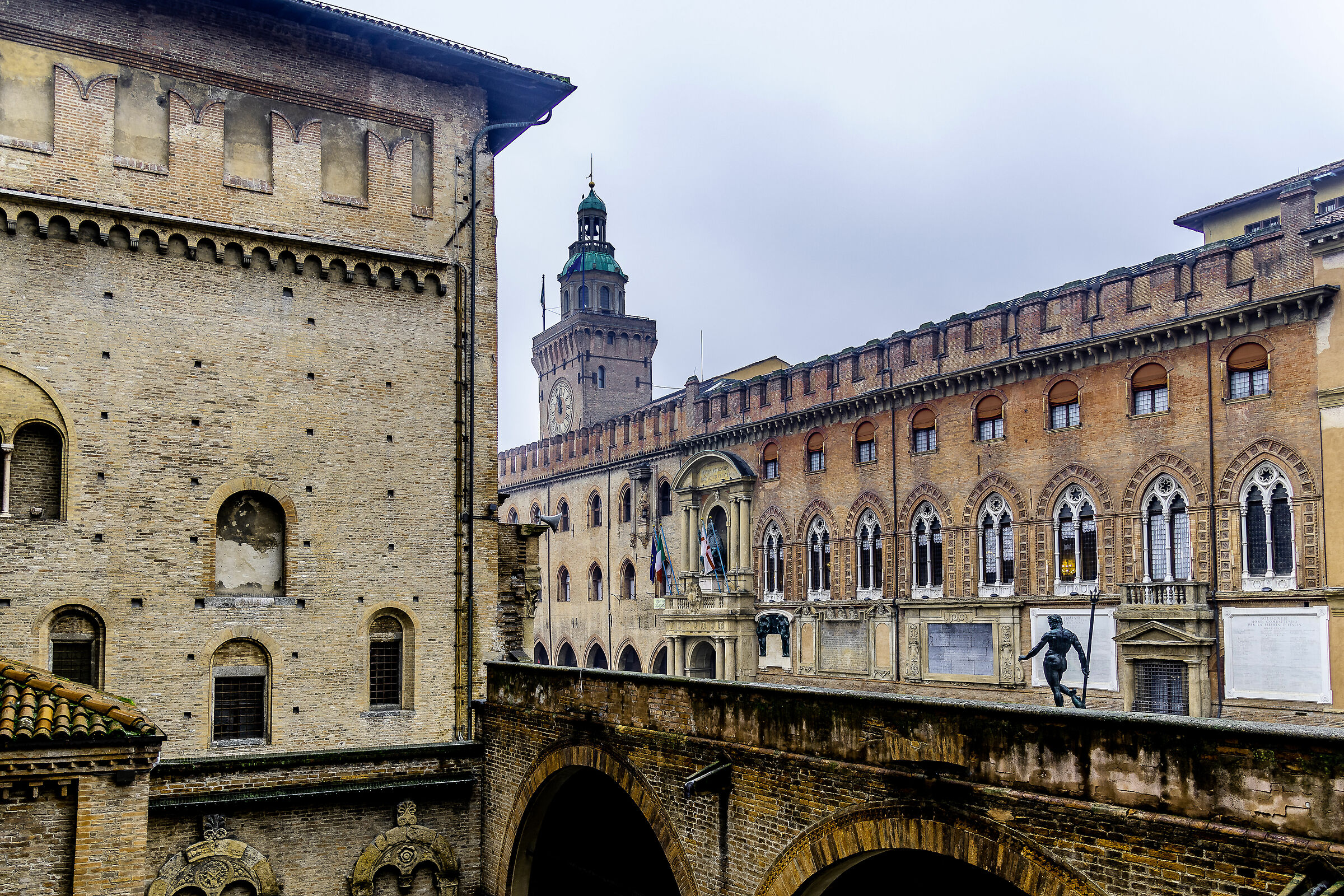 Bologna, P.zza Maggiore ripresa da Palazzo Re Enzo