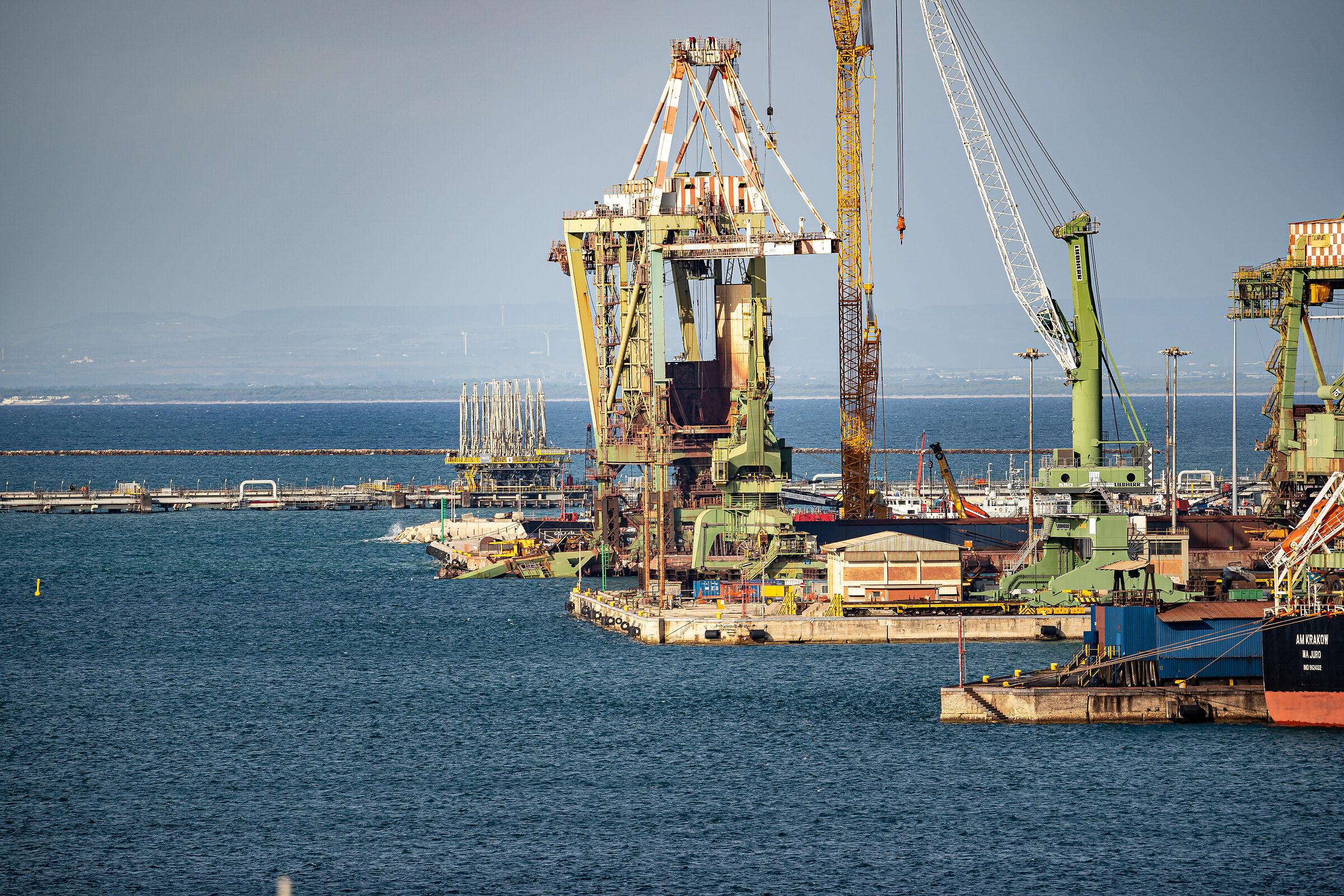 Sporgenti industriali del porto di Taranto
