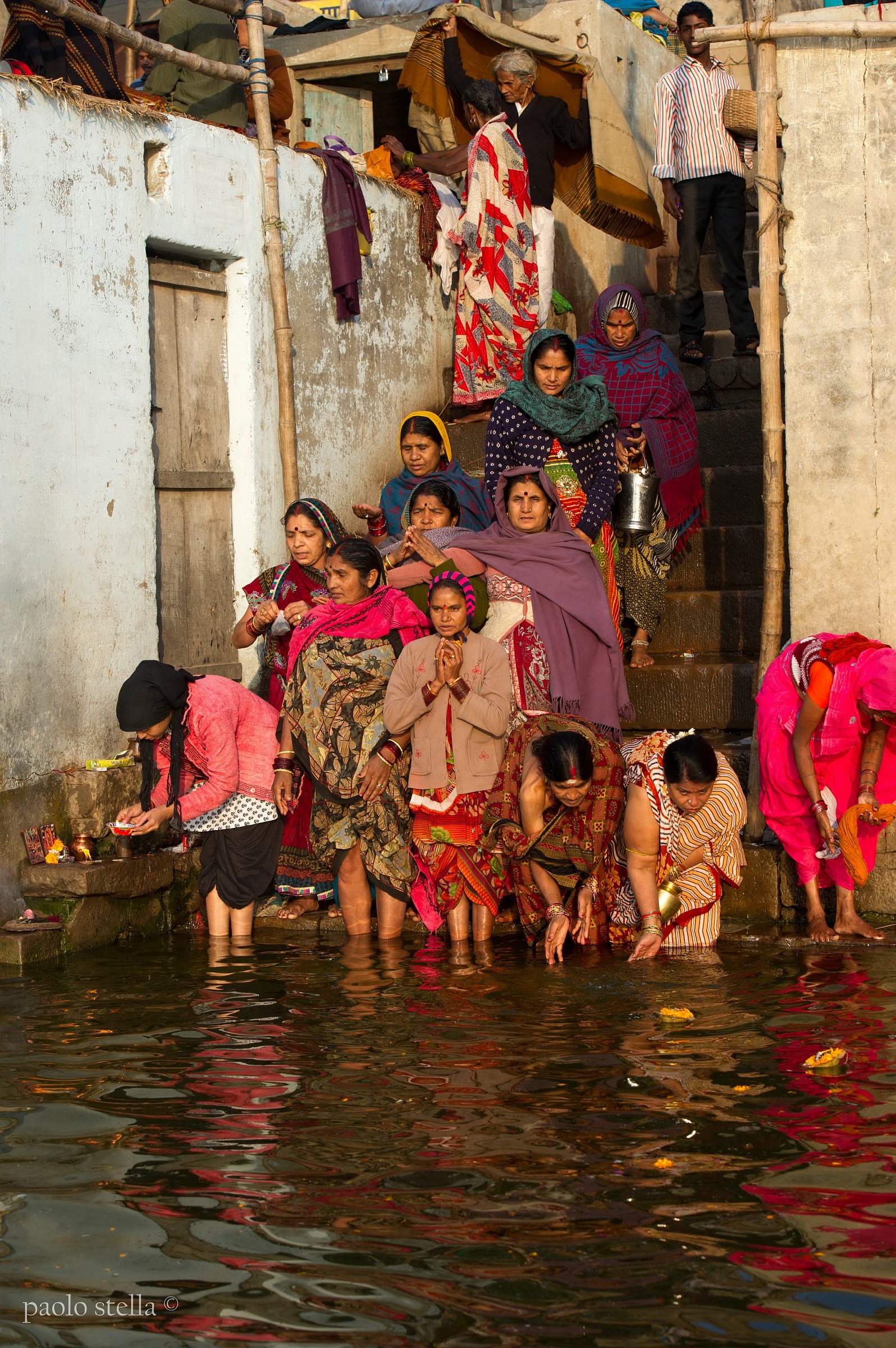 donne in preghiera sul Gange