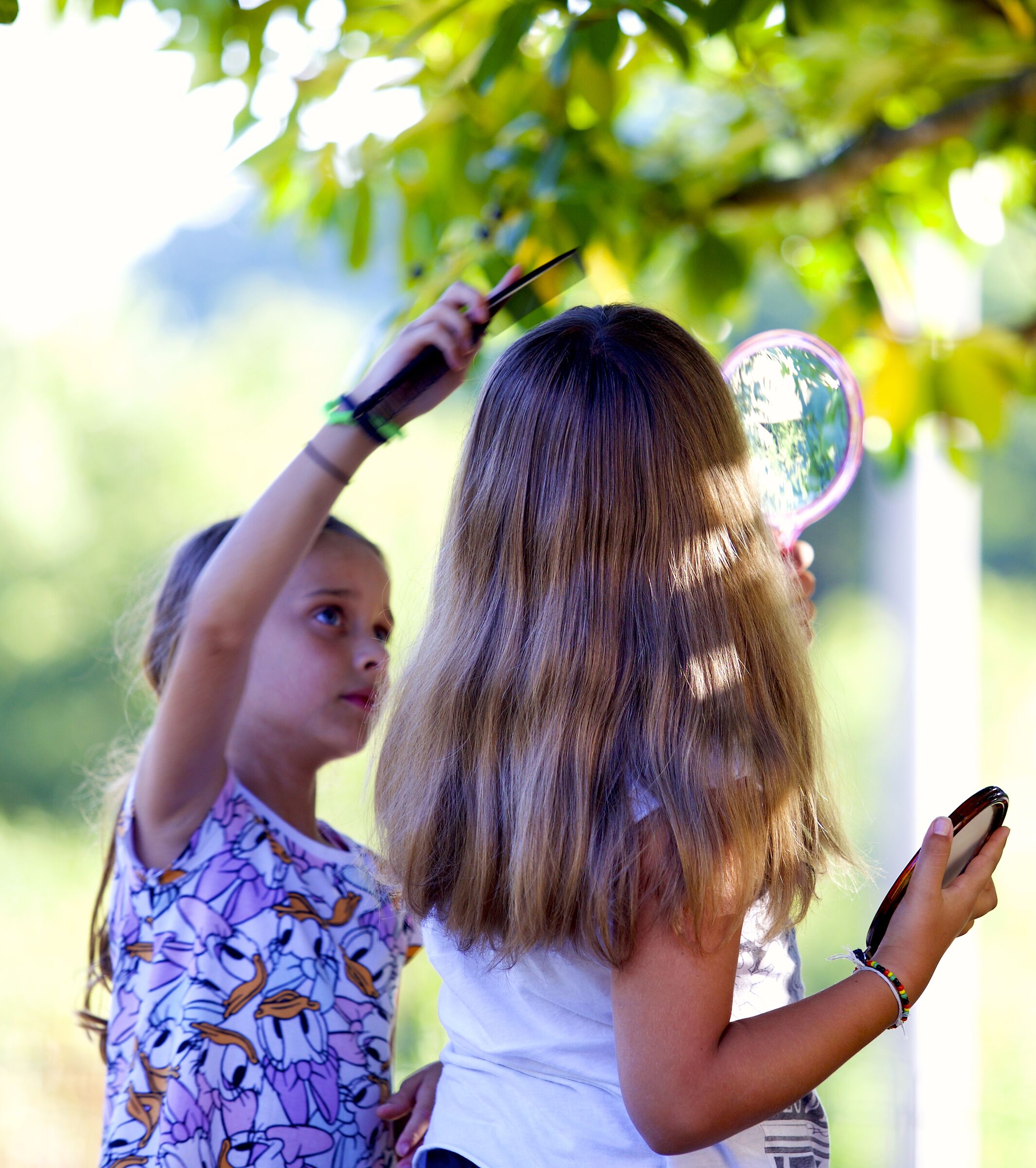 Parrucchiera improvvisata. Matilde e Viola.