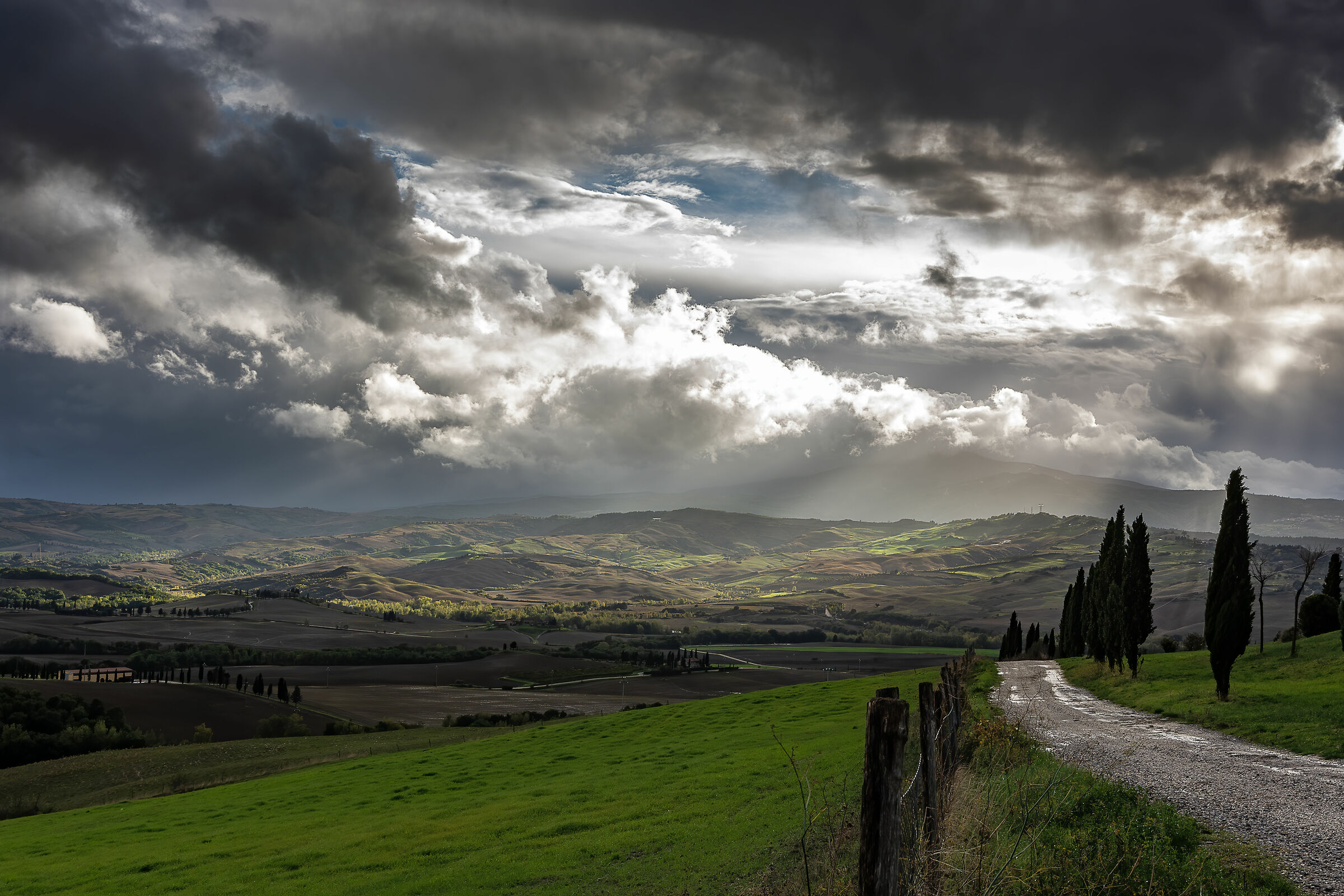 toscana pioggia sulla val d'orcia vicino le sorgenti