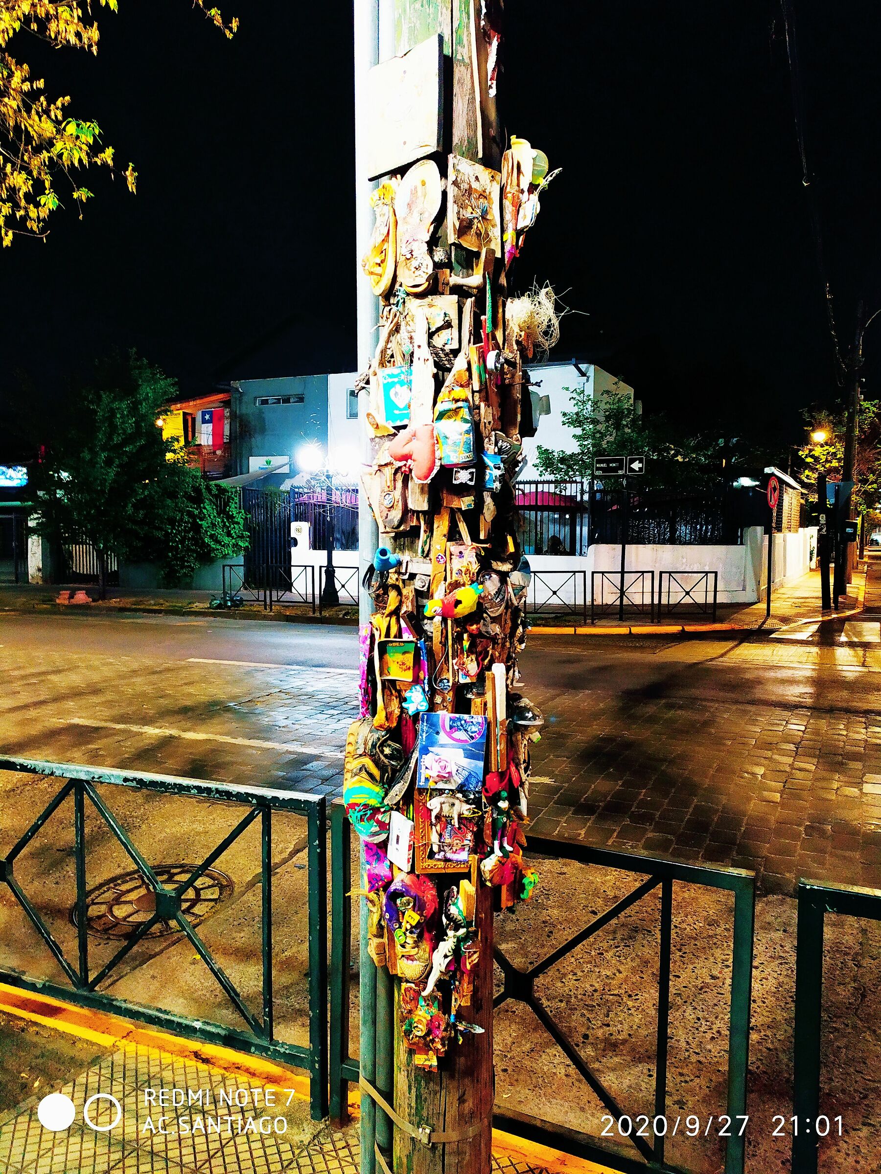 Santiago, di sera, per strada.