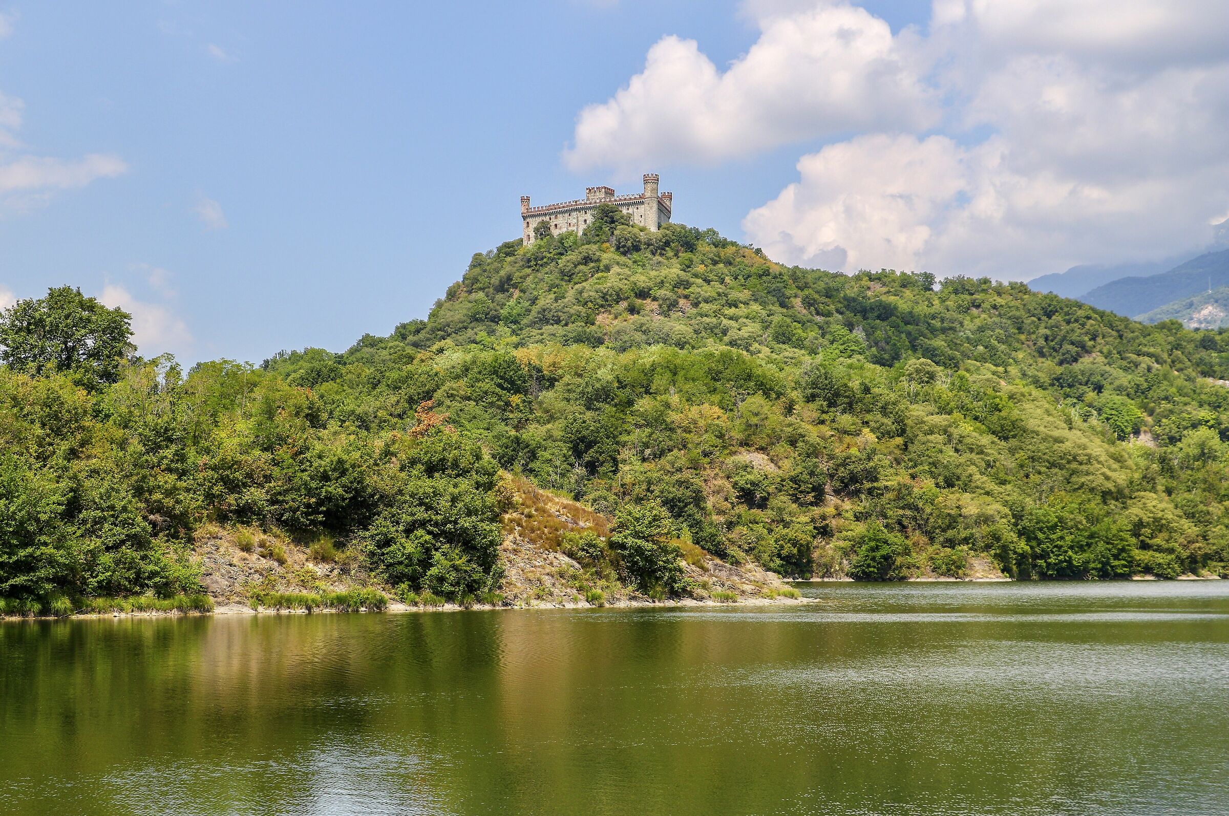 Lago Pistono e Castello di Montalto Dora.