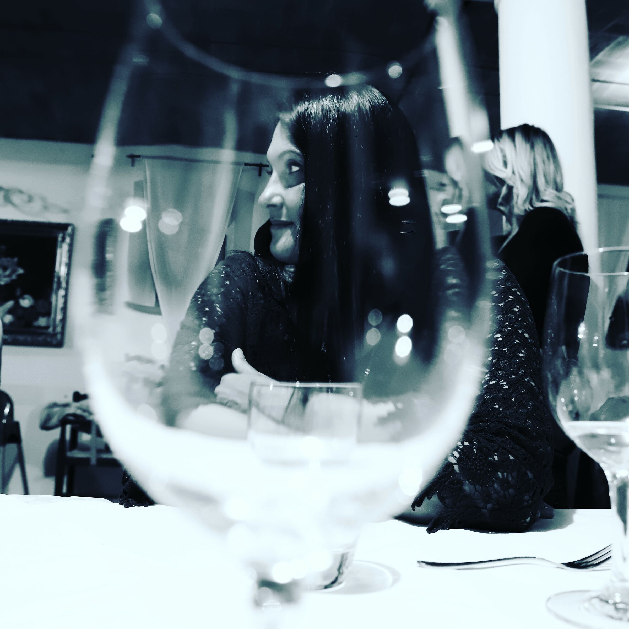 Metti una donna nel bicchiere poi brinda