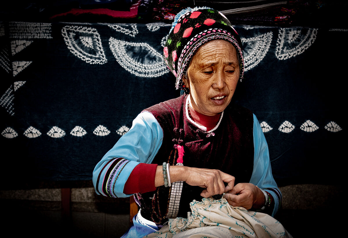 Cucire con mani sapienti.