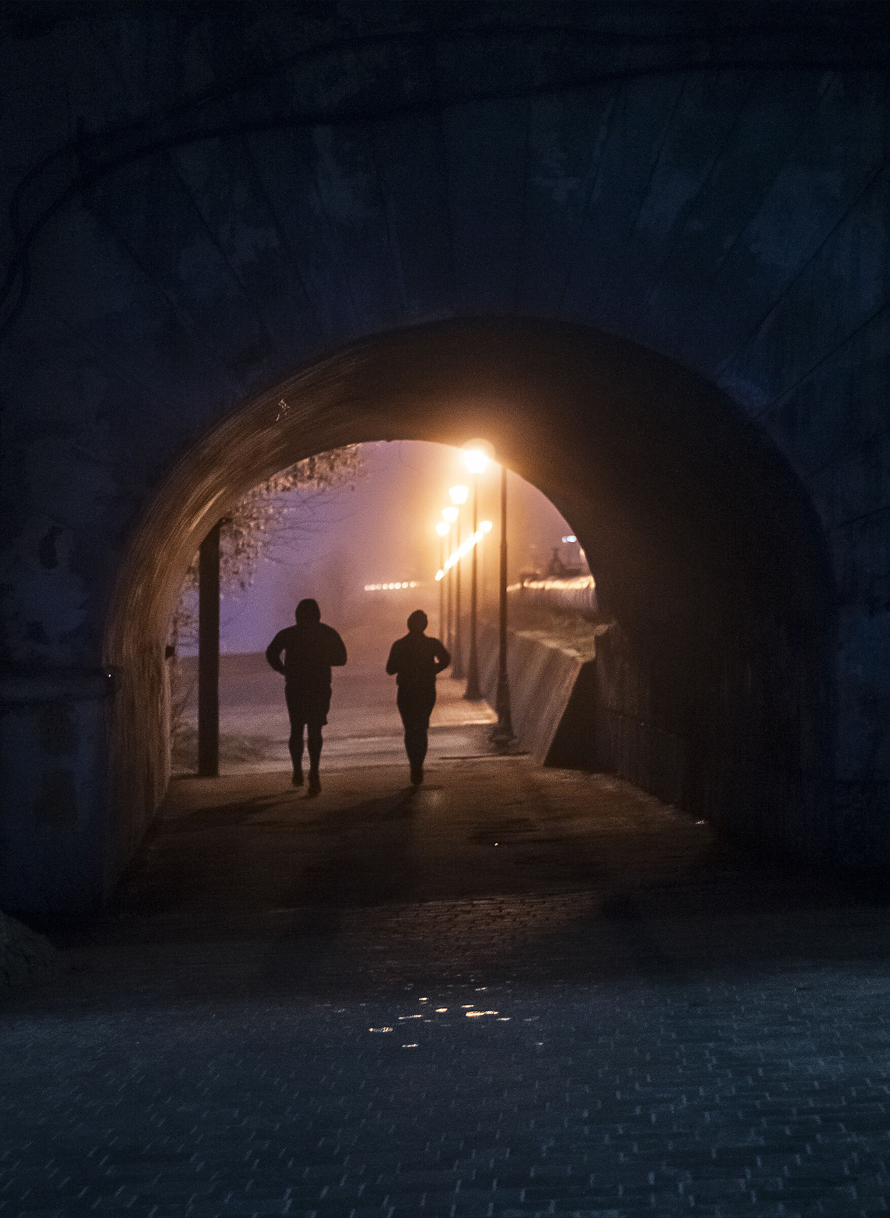 Correre in una mattina nebbiosa