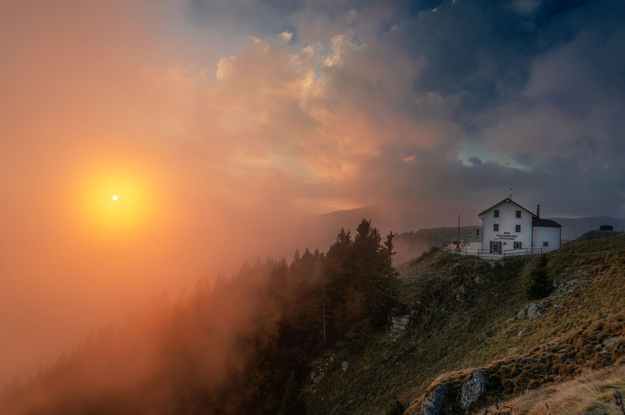 Tramonto sul rifugio Vittorio Veneto