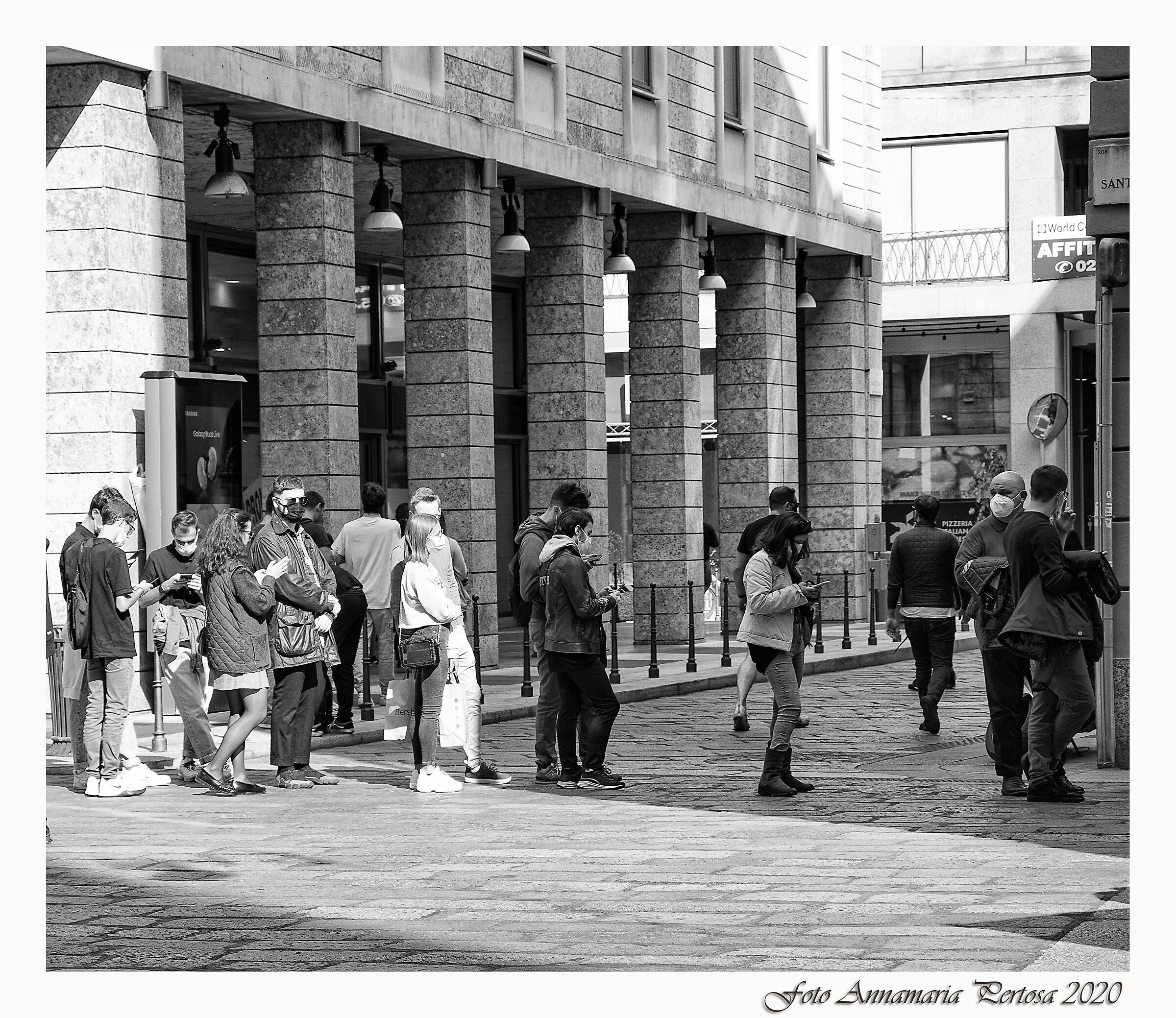 Tutti in fila, distanti sì, distanti no e mascherati