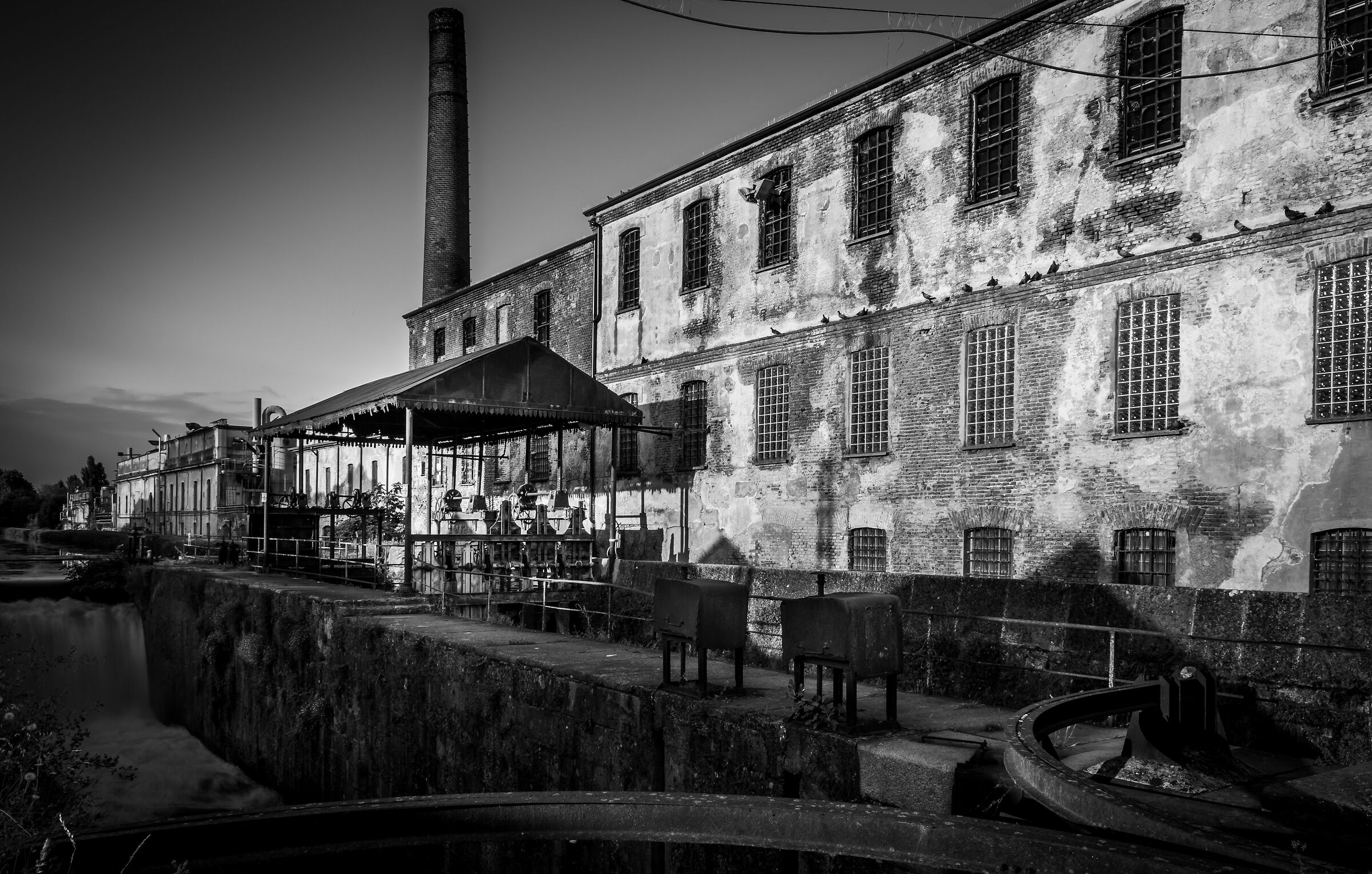Naviglio Pavese B&W Ancient Water Guard