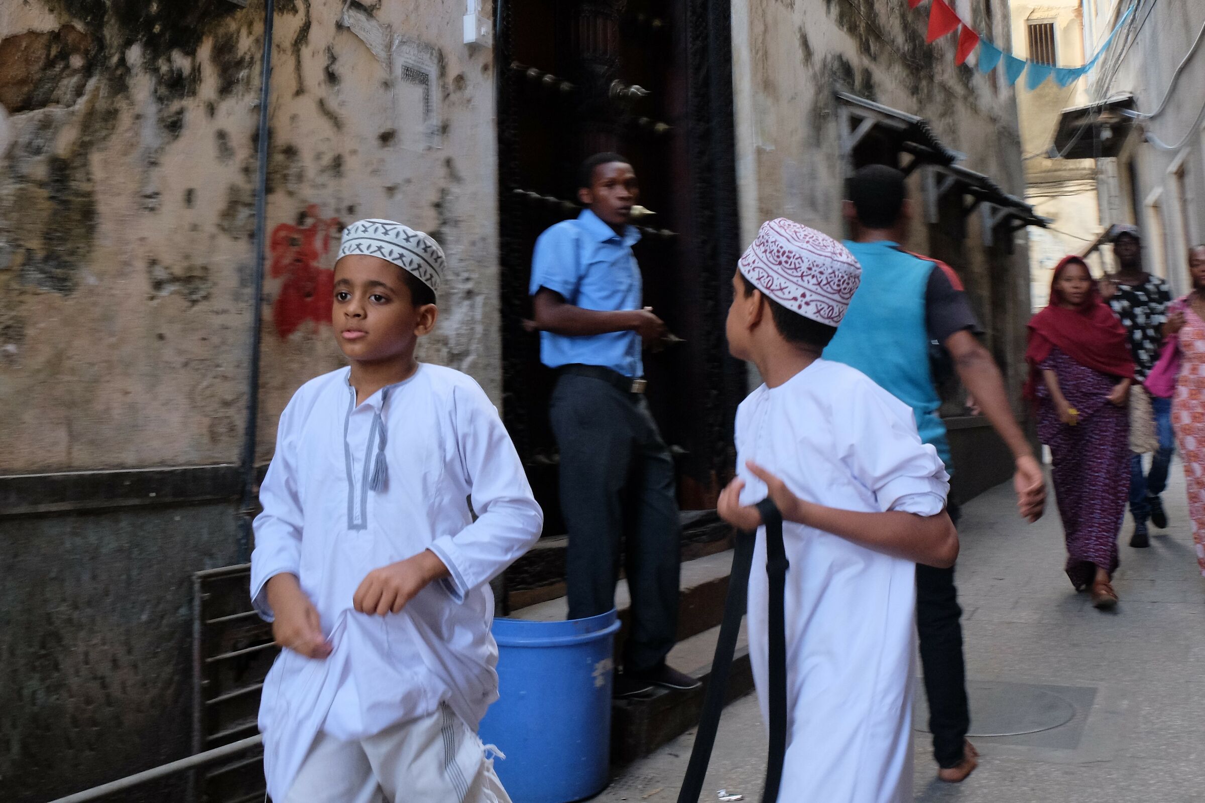 All'uscita di scuola.