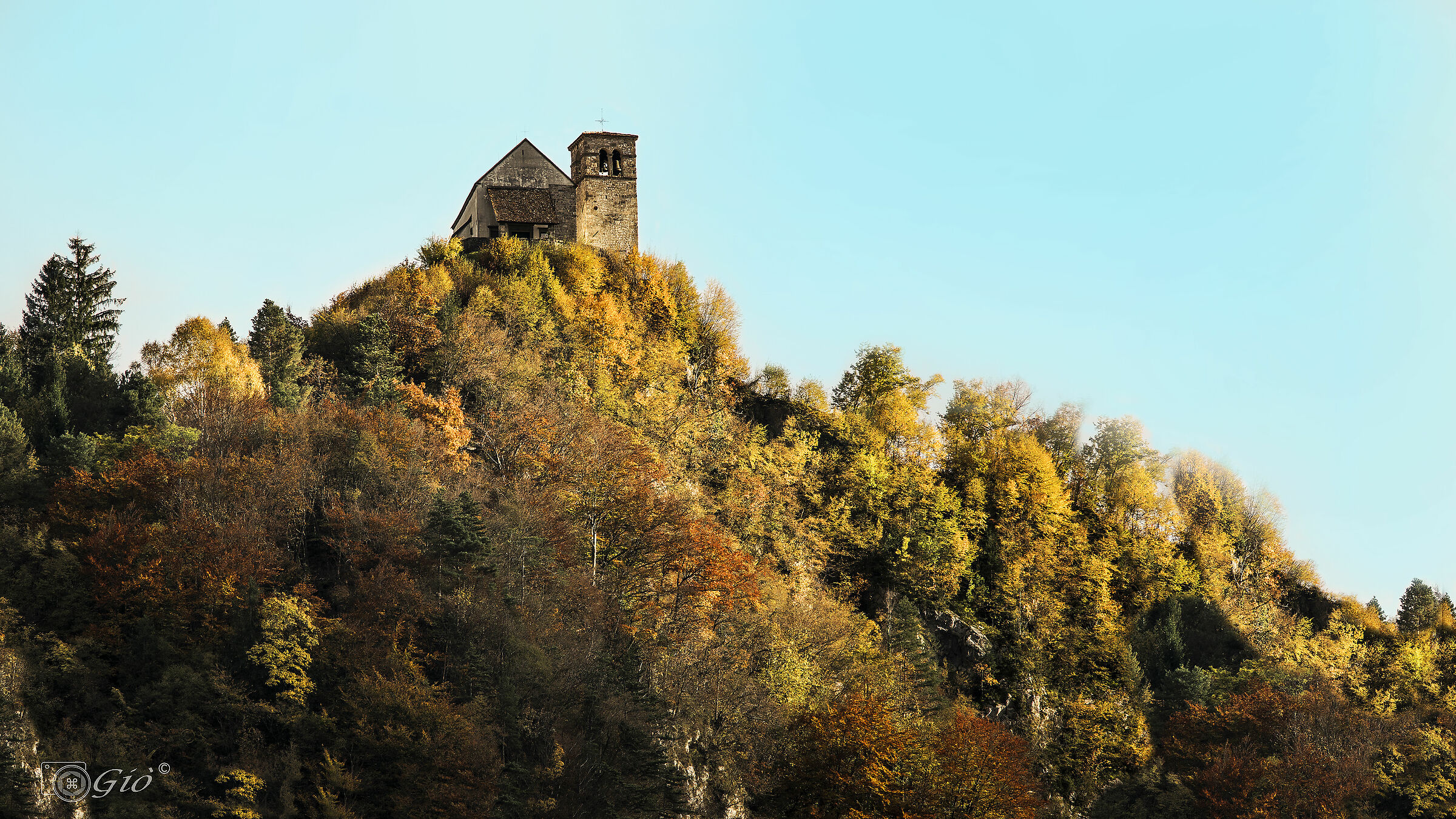 Illegio (Ud) chiesa di S.Floriano in veste autunnale