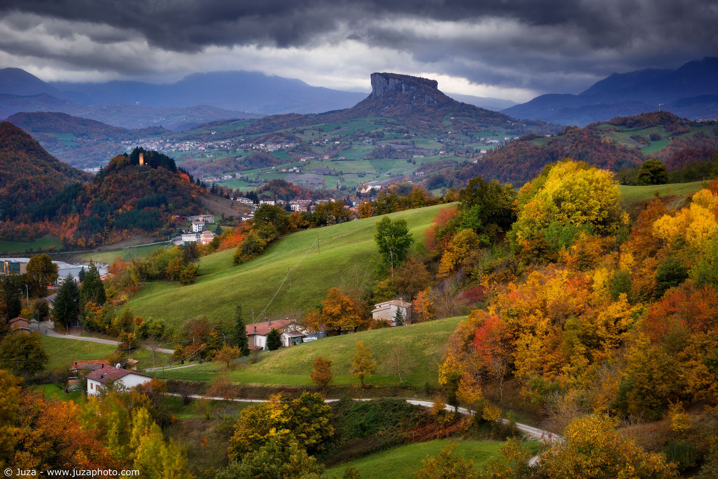 La Pietra di Bismantova in veste autunnale