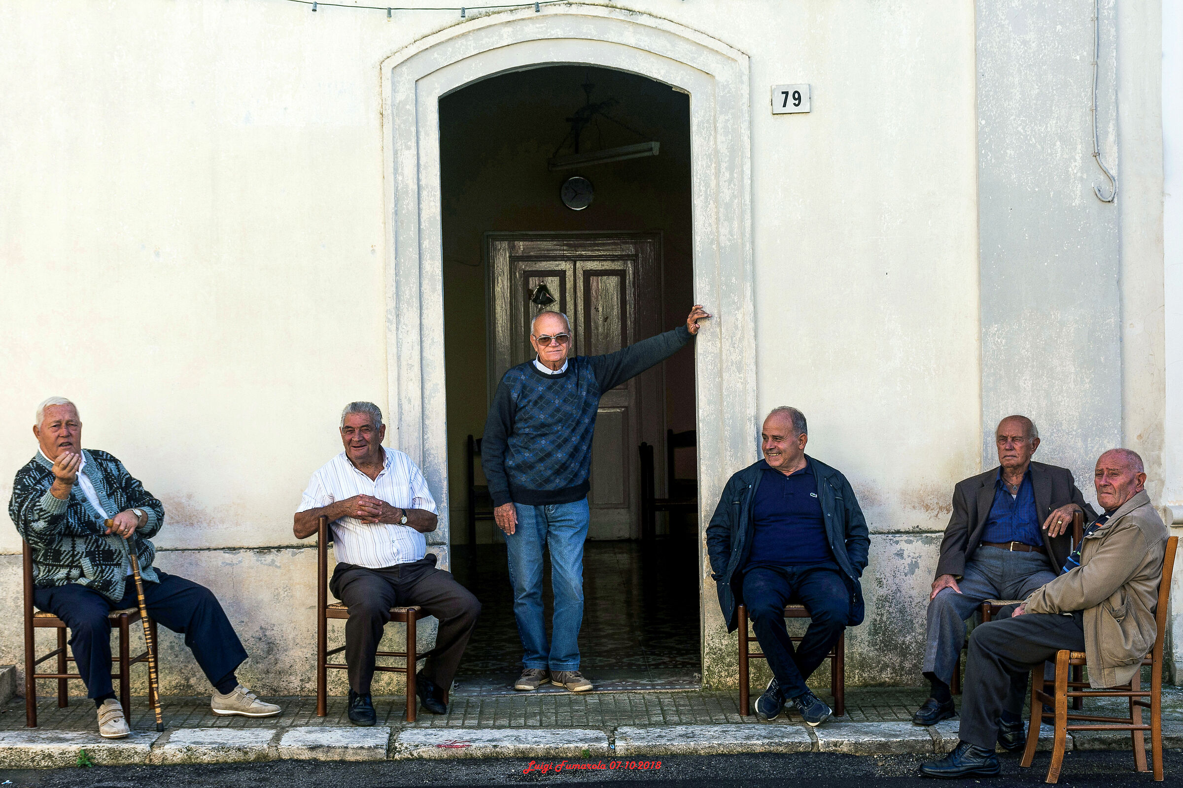 Gruppo di amici in un esterno.