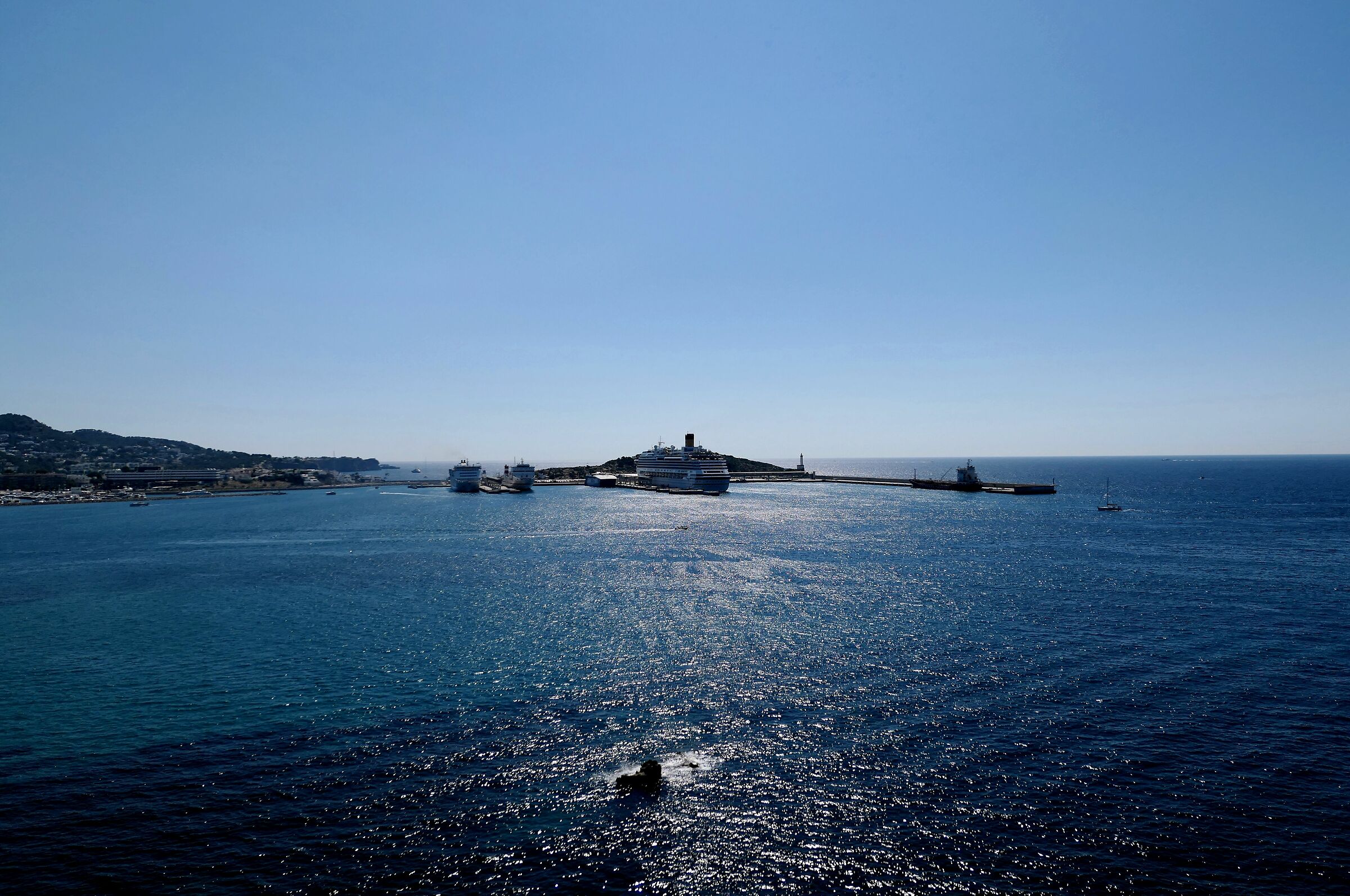 I mirror in the waters of the blue mar....