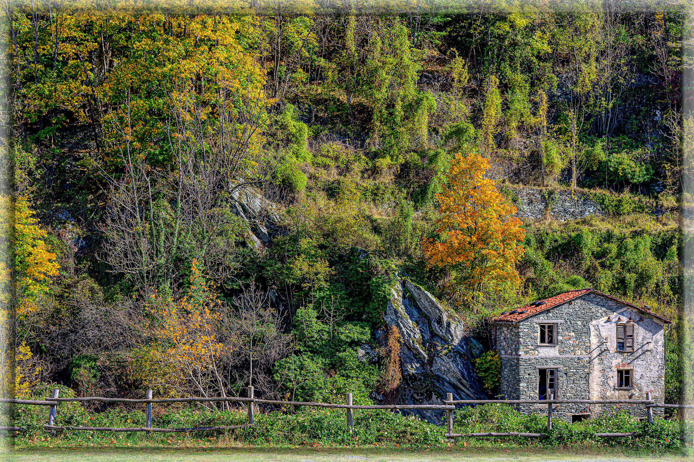 La casetta nel bosco d'autunno