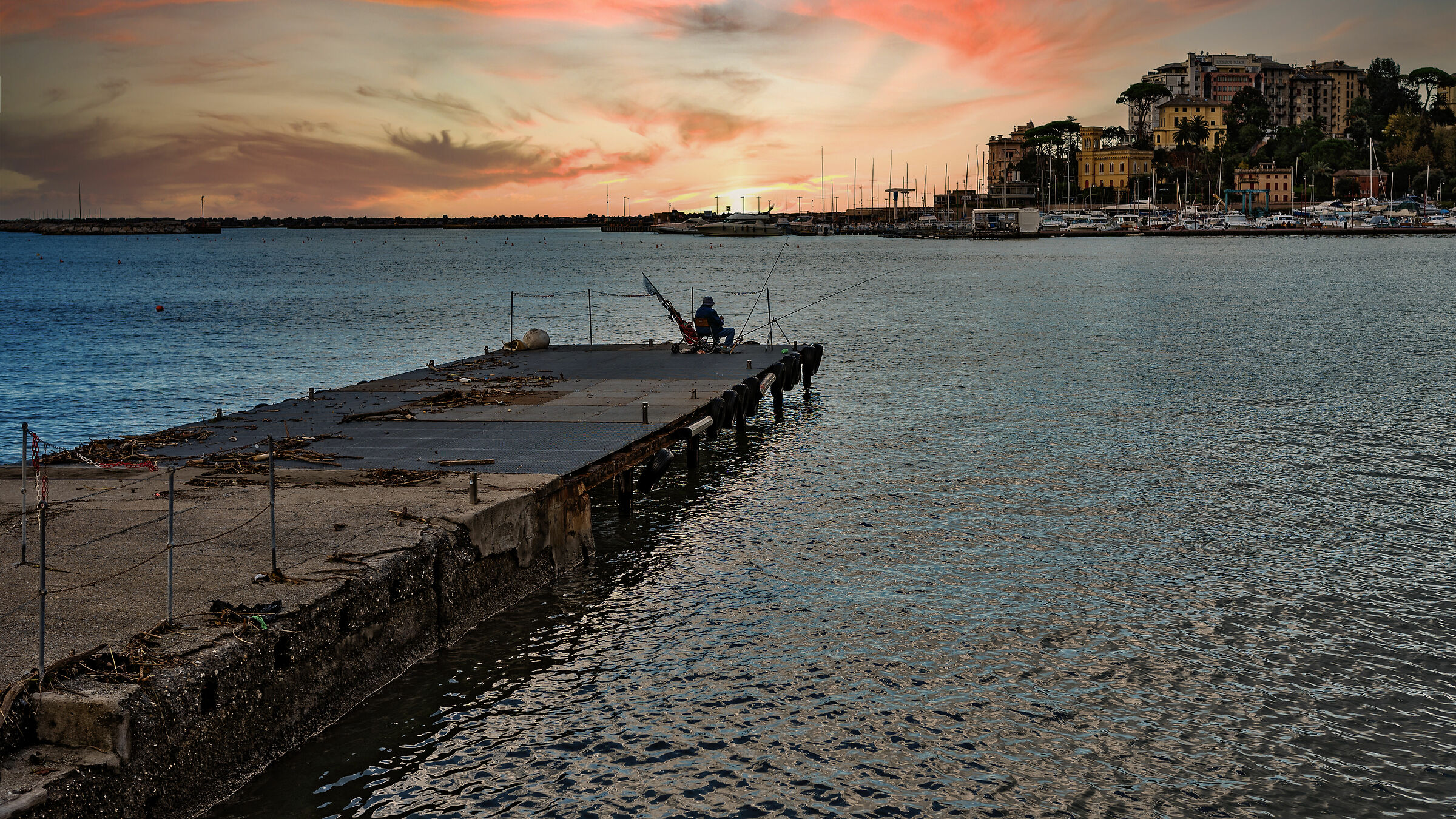 All'ombra dell'ultimo sole s'era assopito un pes...