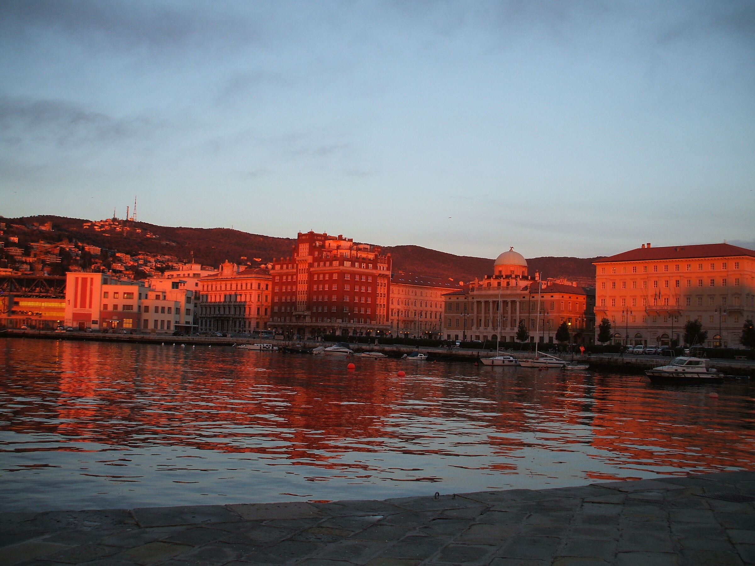La luce sanguigna del tramonto.