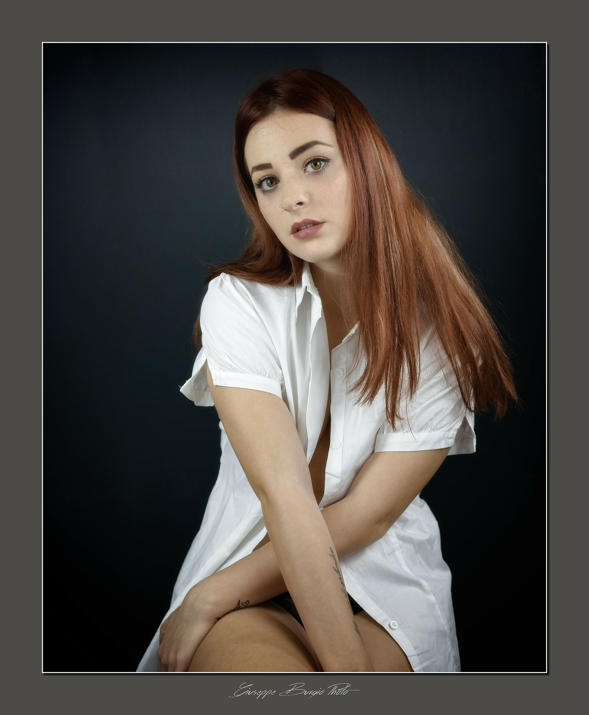 La bella con la camicia bianca