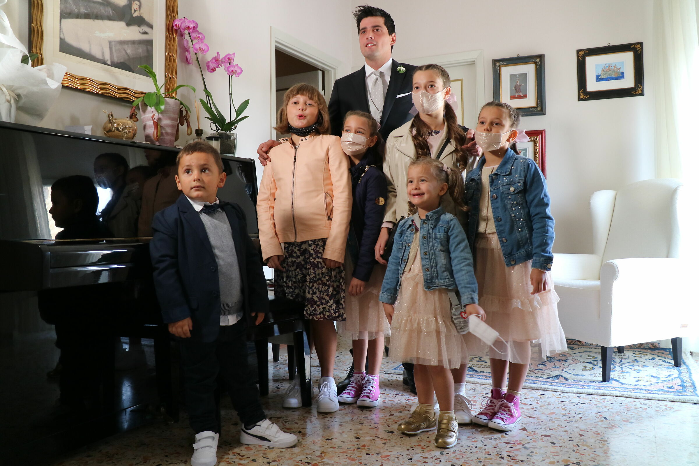 Tutti in posa con lo zio.