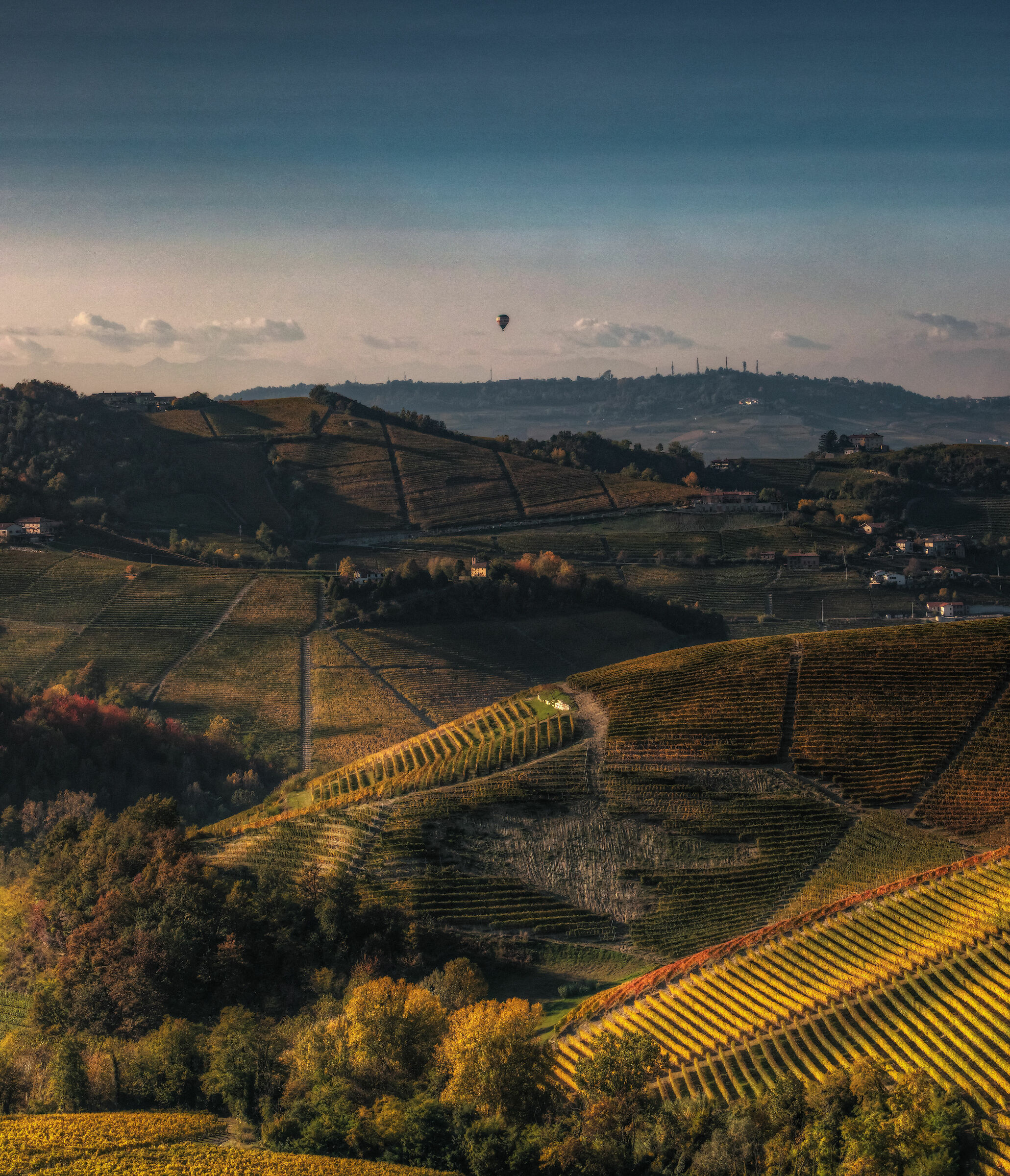 Autumn langhe: who knows what view from the hot air balloon ...