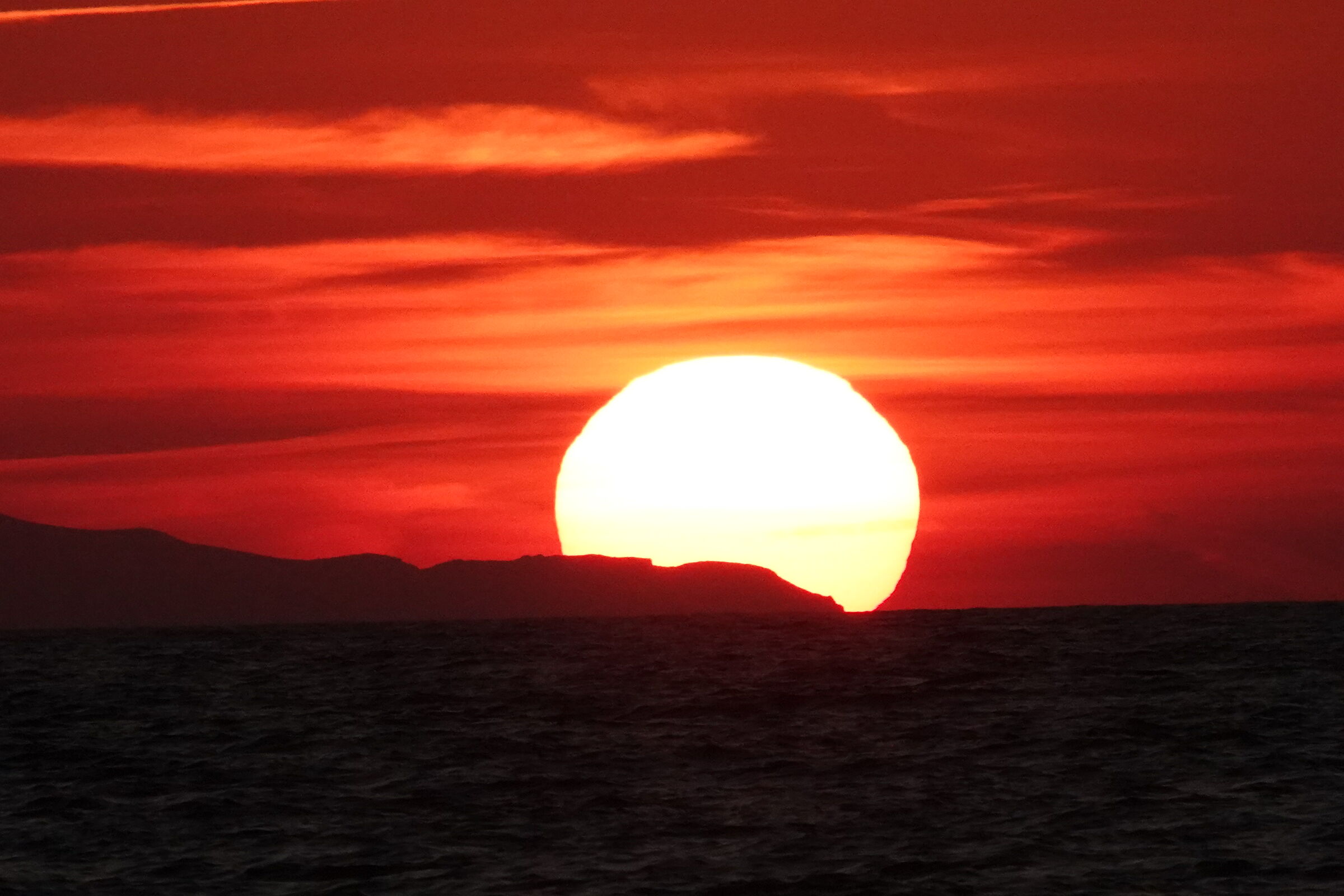 tramonto dietro ai monti della Corsica