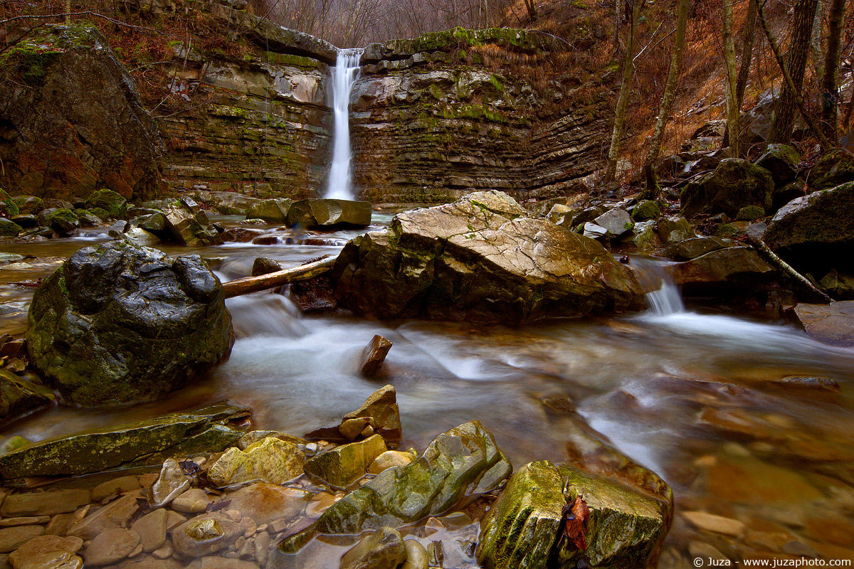 Waterfall in autumn Perino, 004390