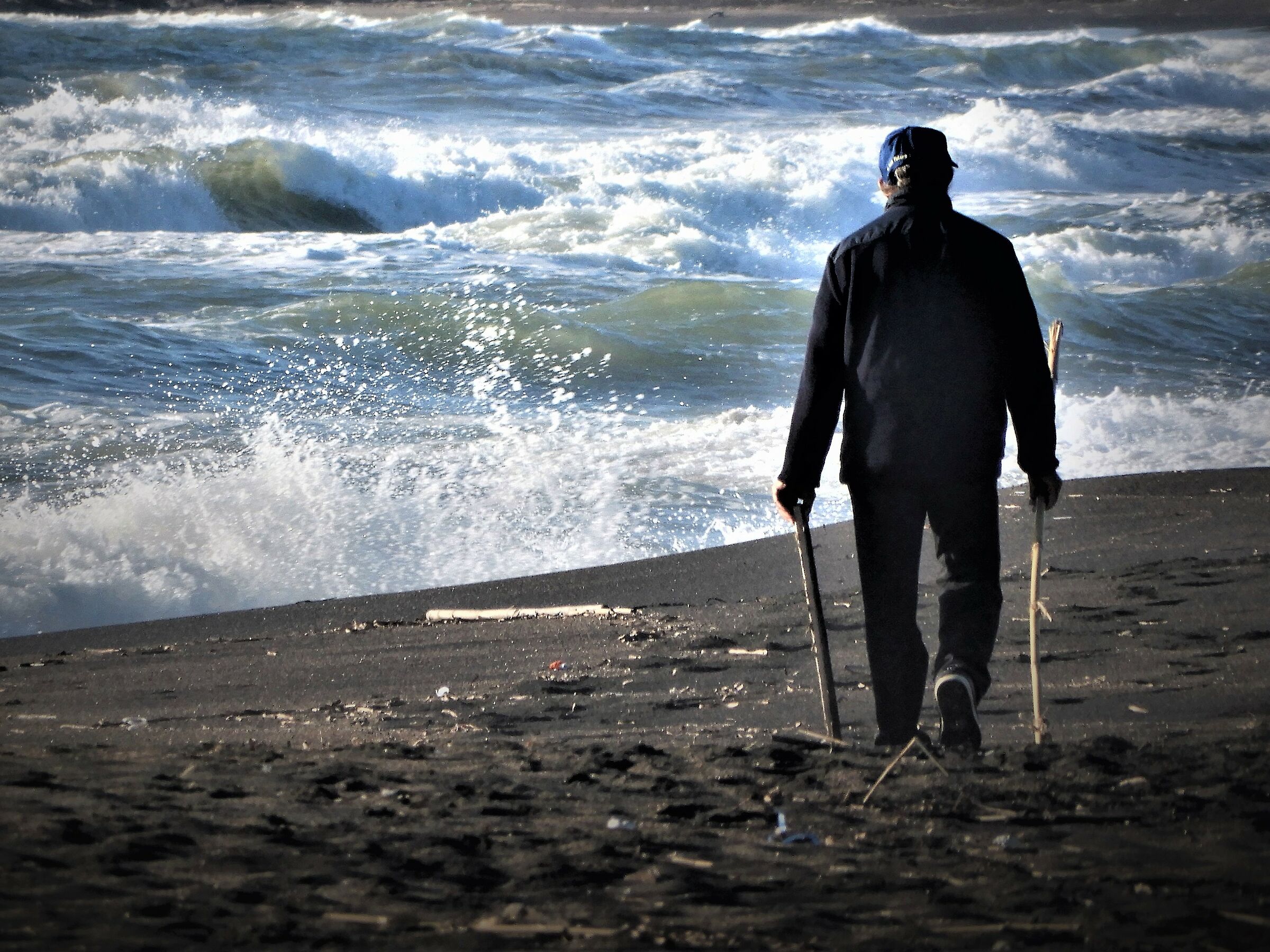 Lungo il mare in burrasca