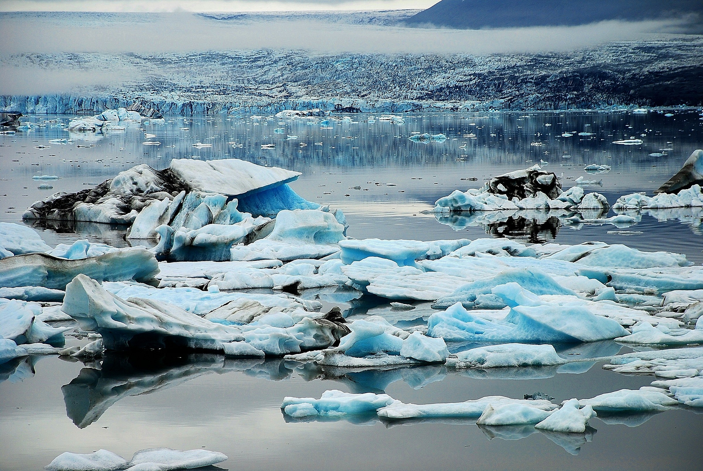 The bay of blue iceberg